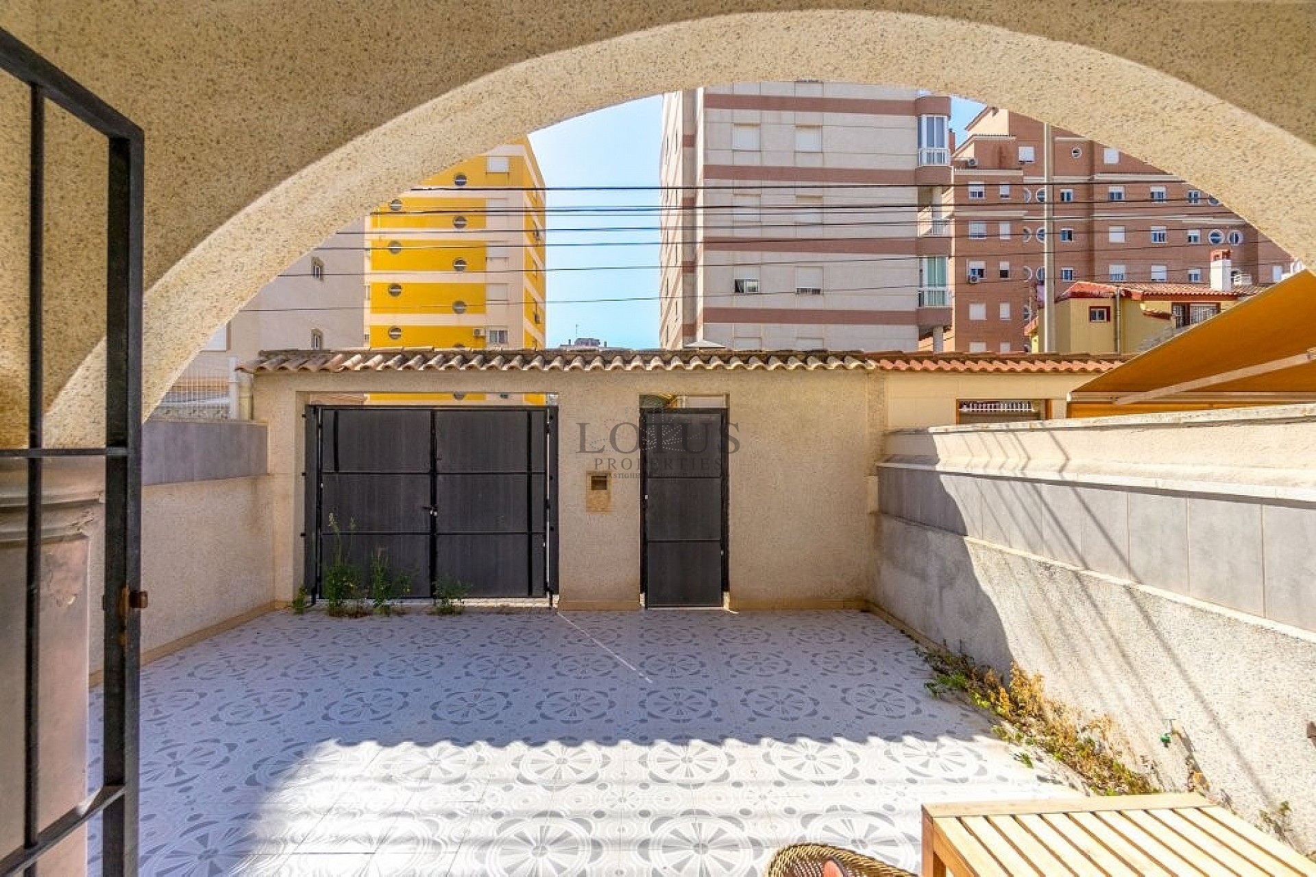 Spacious corner townhouse with 4 bedrooms and several terraces - Lotus Properties