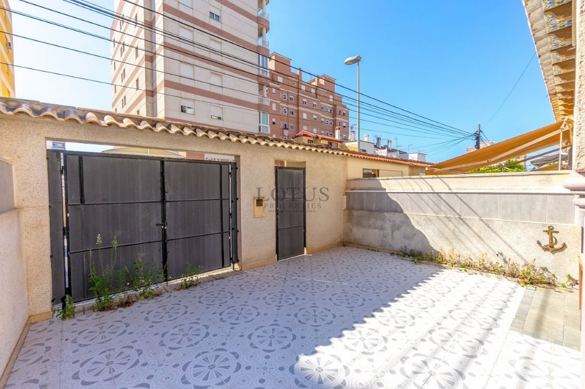 Spacious corner townhouse with 4 bedrooms and several terraces - Lotus Properties