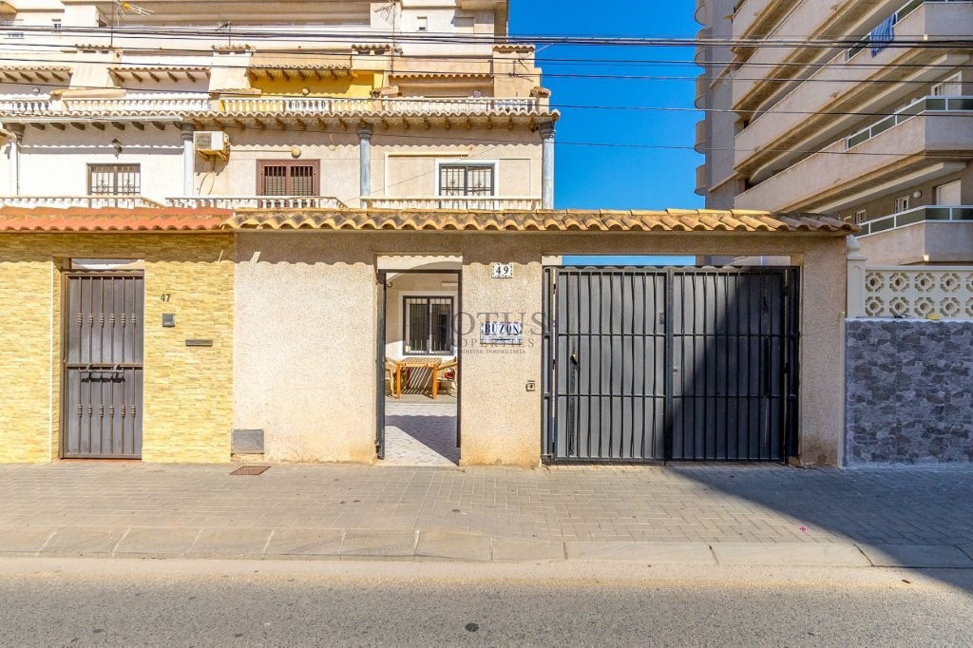 Spacious corner townhouse with 4 bedrooms and several terraces - Lotus Properties