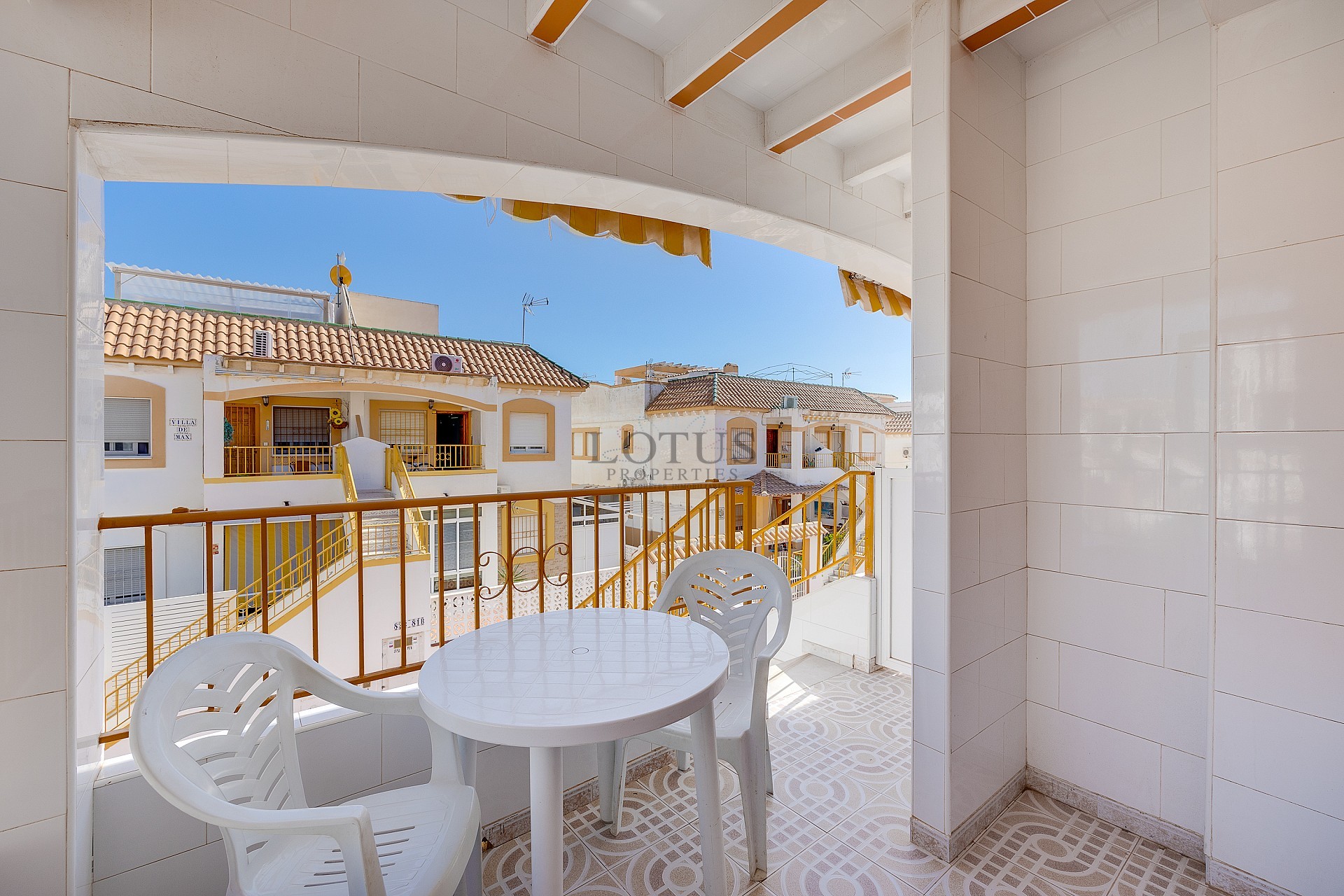 Charmig bungalow på översta våningen, endast 800 meter från stranden - Lotus Properties