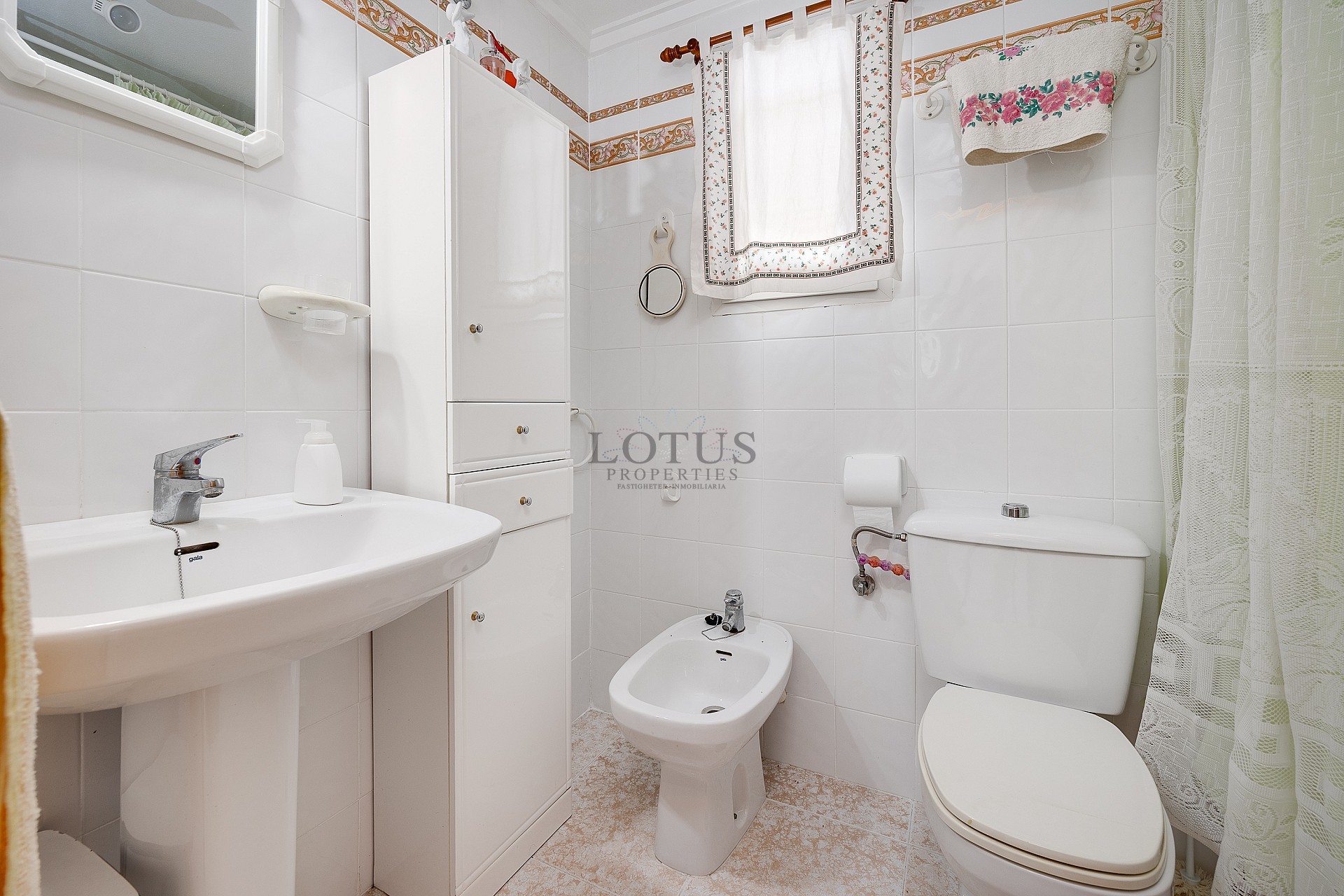 Charmig bungalow på översta våningen, endast 800 meter från stranden - Lotus Properties