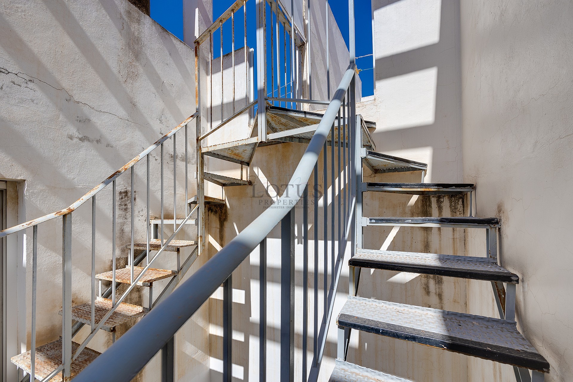 Charmig bungalow på översta våningen, endast 800 meter från stranden - Lotus Properties