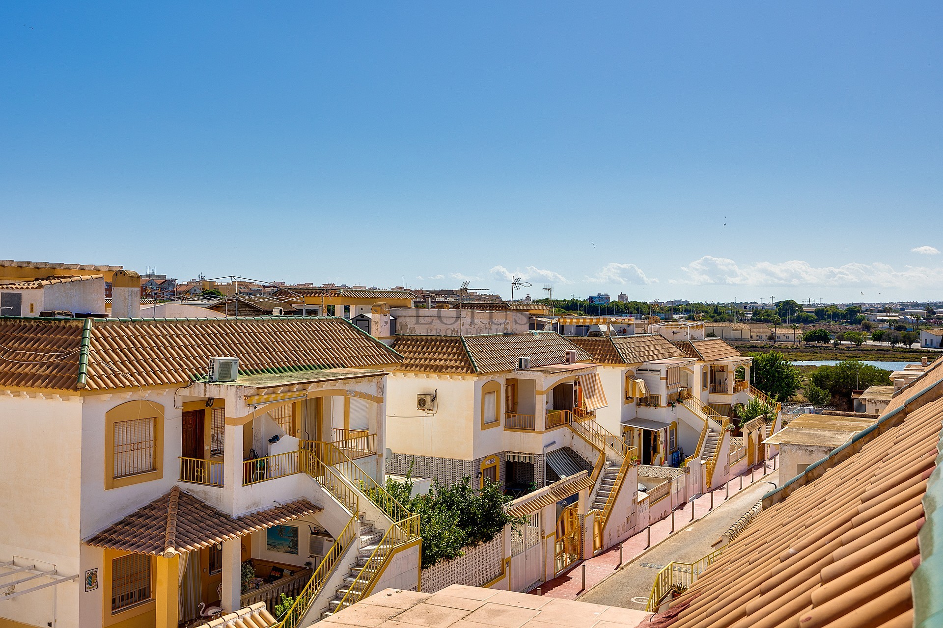 Charmig bungalow på översta våningen, endast 800 meter från stranden - Lotus Properties