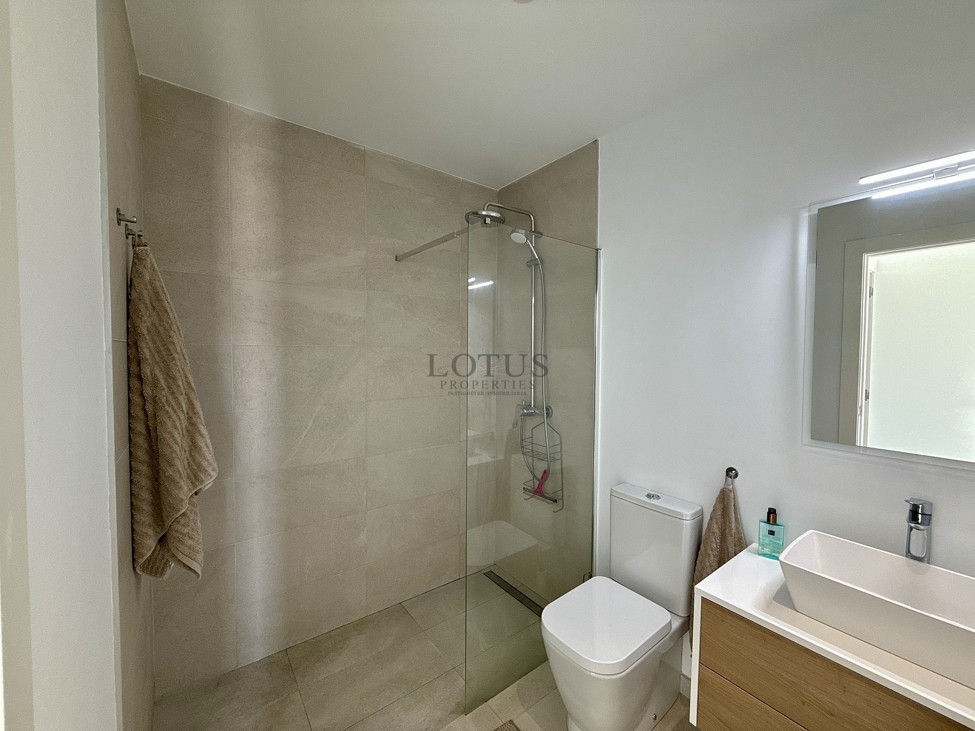 EXKLUSIV TAKVÅNING MED 3 SOVRUM MED STOR TERRASS OCH HAVSUTSIKT - Lotus Properties