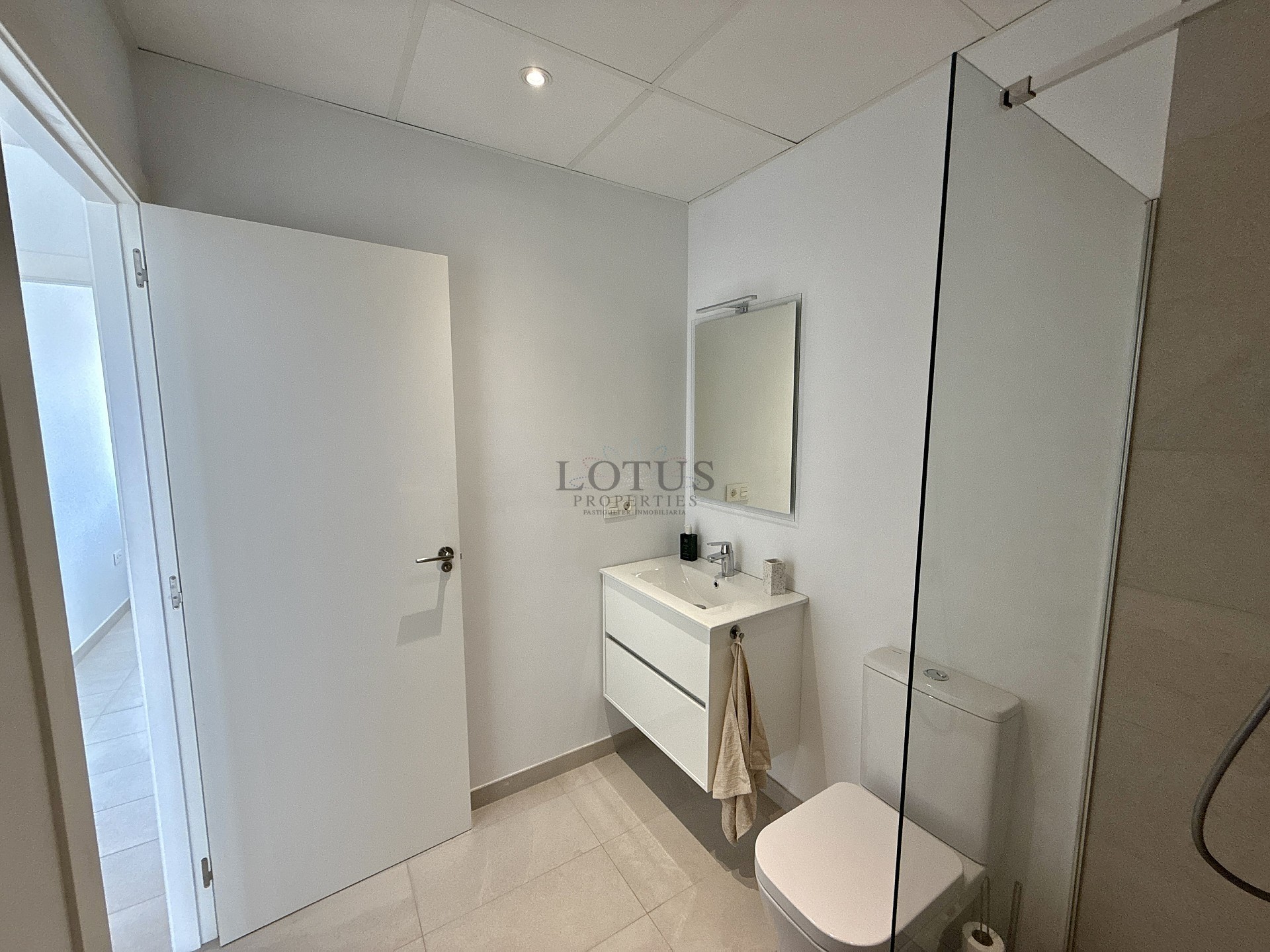 EXKLUSIV TAKVÅNING MED 3 SOVRUM MED STOR TERRASS OCH HAVSUTSIKT - Lotus Properties