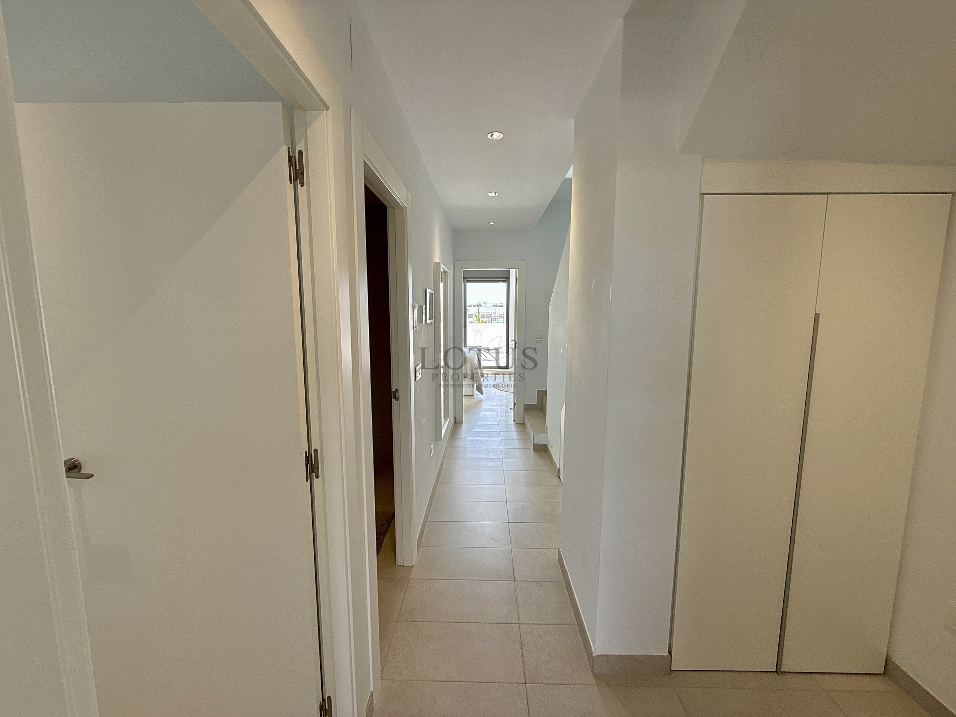 EXKLUSIV TAKVÅNING MED 3 SOVRUM MED STOR TERRASS OCH HAVSUTSIKT - Lotus Properties