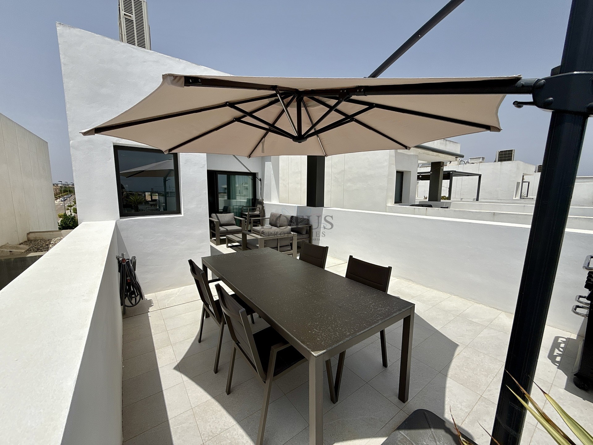 EXKLUSIV TAKVÅNING MED 3 SOVRUM MED STOR TERRASS OCH HAVSUTSIKT - Lotus Properties