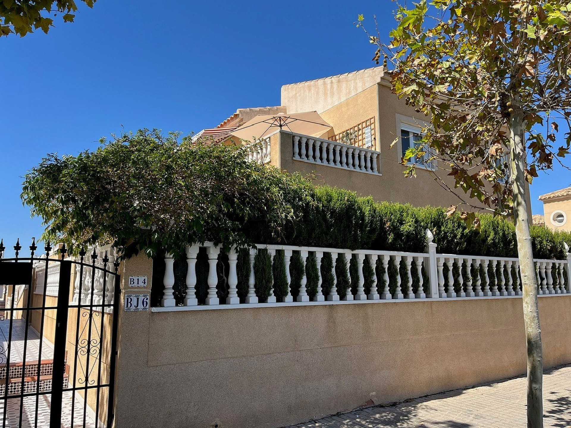 South facing topfloor bungalow with large terrace near Torrevieja City Centre - Lotus Properties