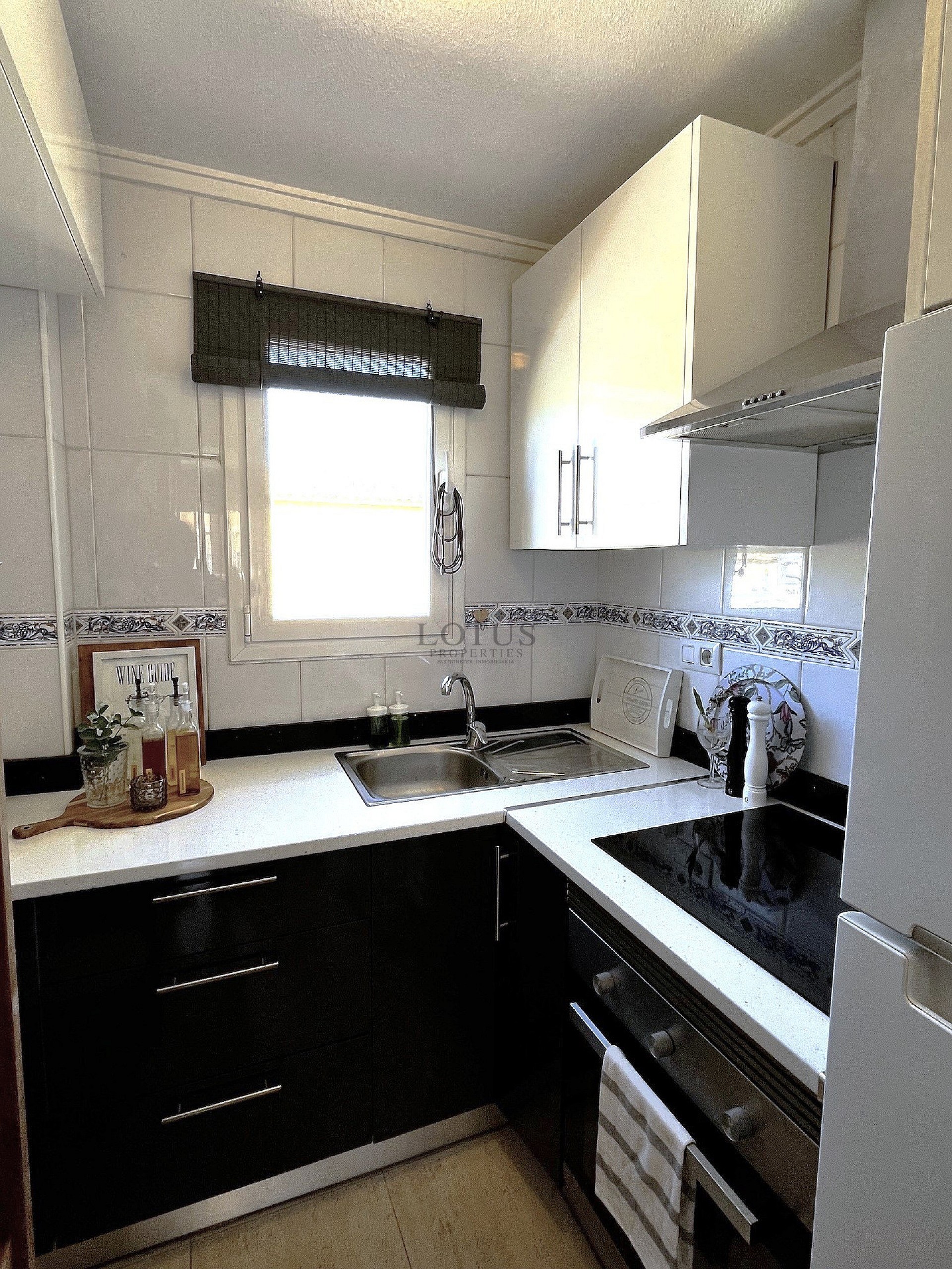 South facing topfloor bungalow with large terrace near Torrevieja City Centre - Lotus Properties