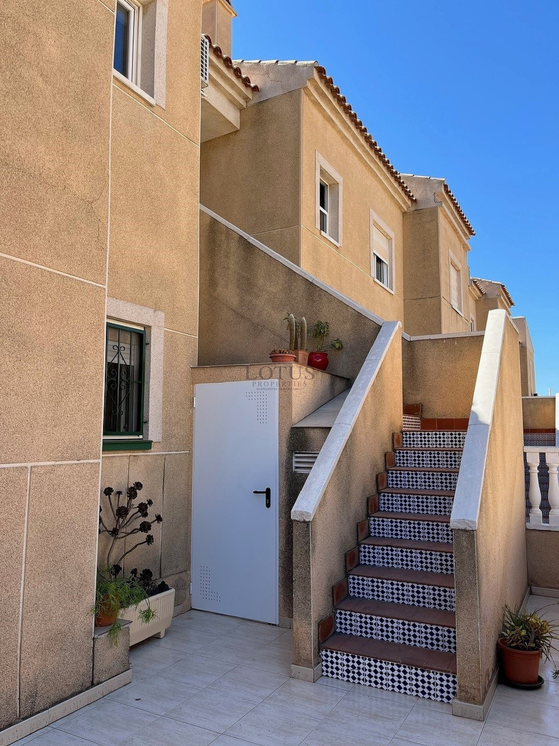 South facing topfloor bungalow with large terrace near Torrevieja City Centre - Lotus Properties