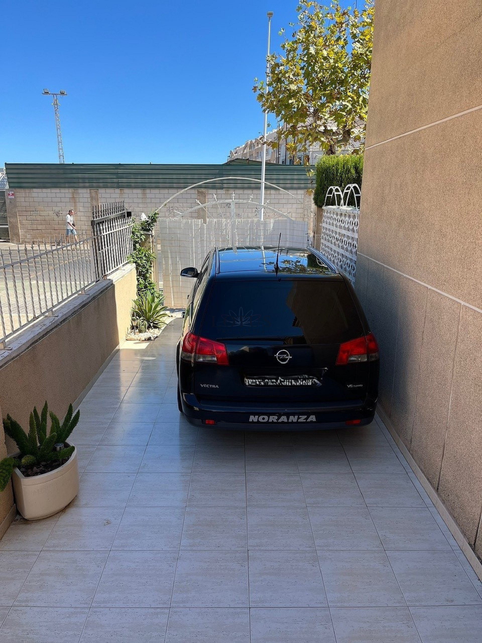 South facing topfloor bungalow with large terrace near Torrevieja City Centre - Lotus Properties