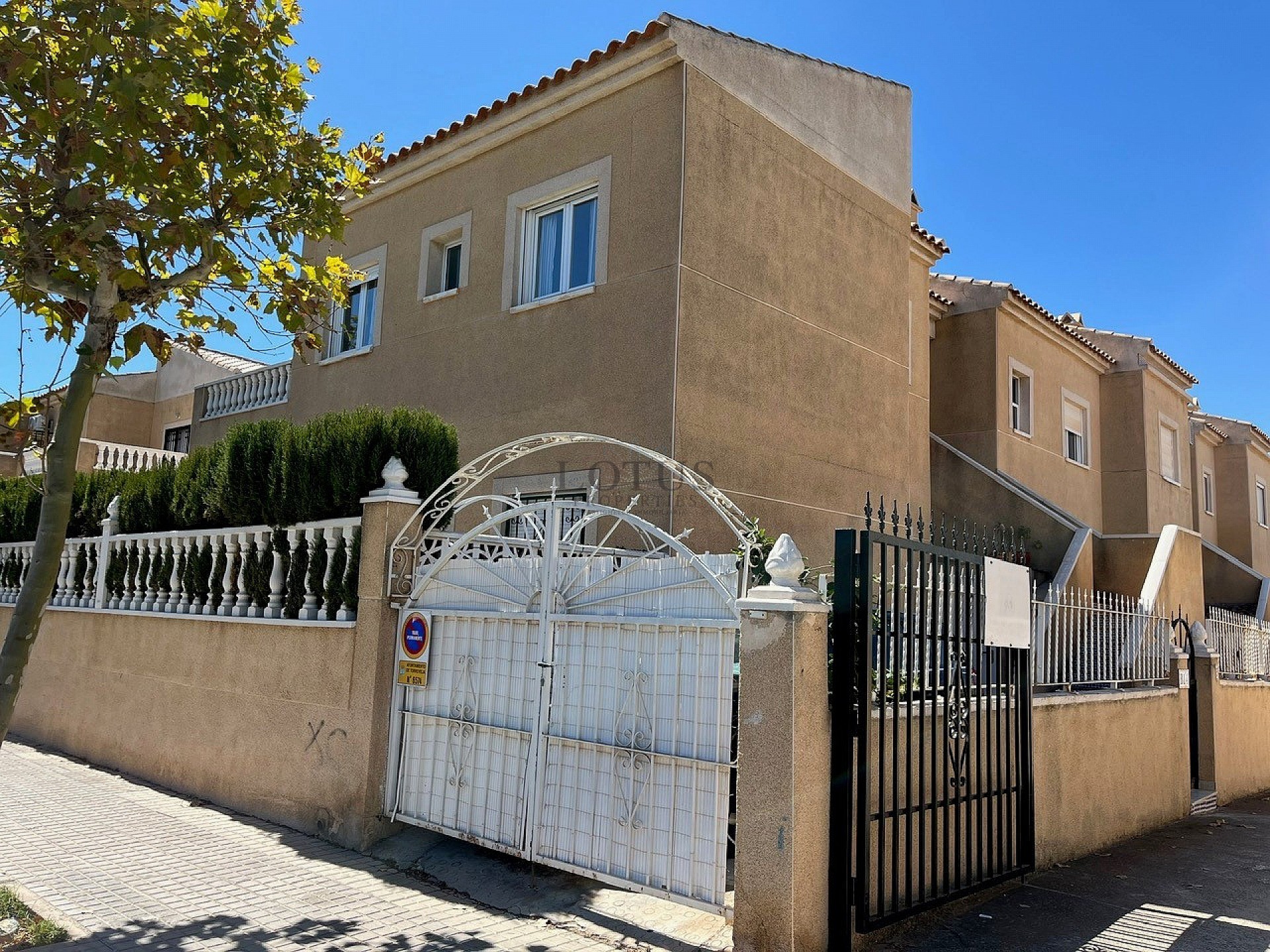 South facing topfloor bungalow with large terrace near Torrevieja City Centre - Lotus Properties