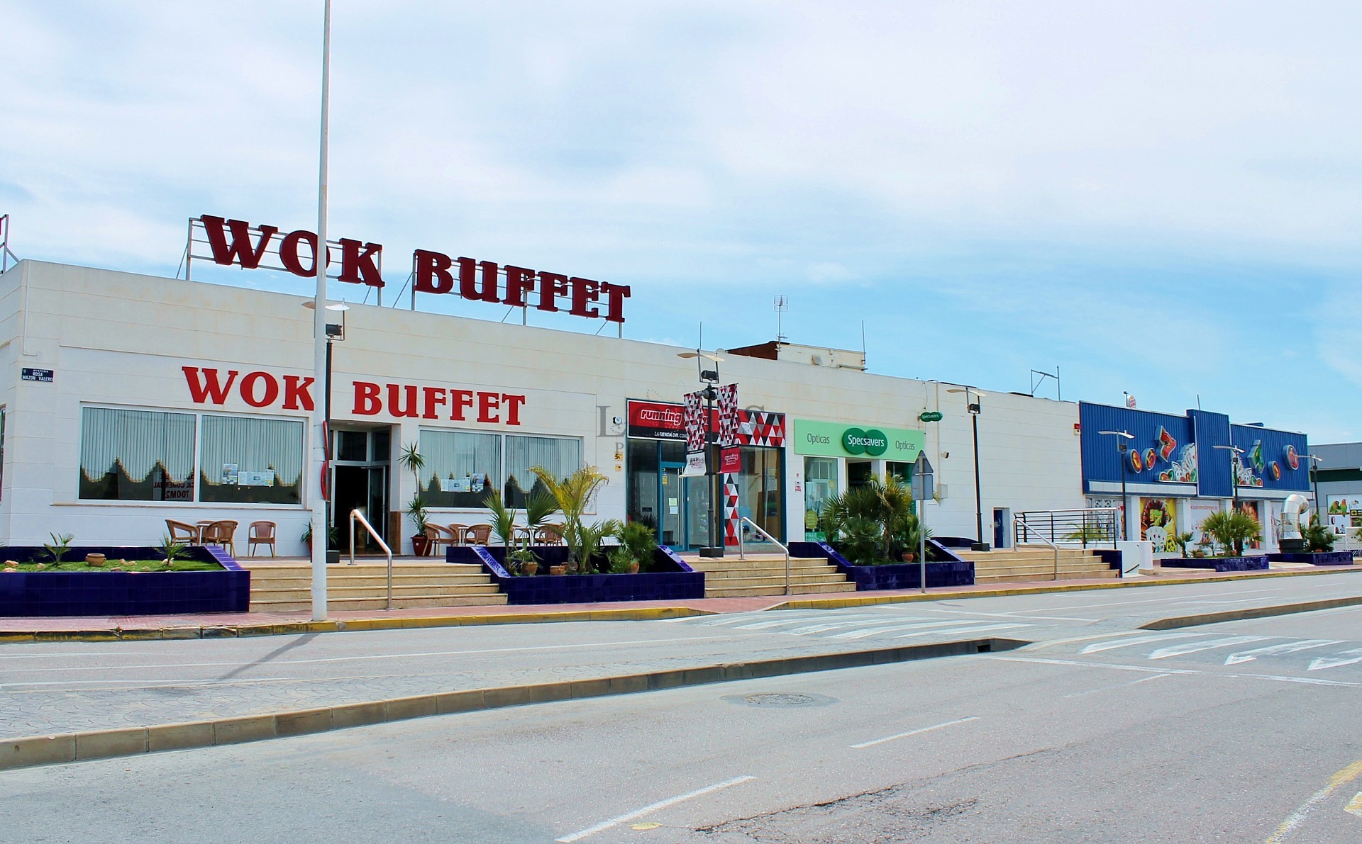 Hörn-bungalow, totalrenoverad och möblerad - Lotus Properties
