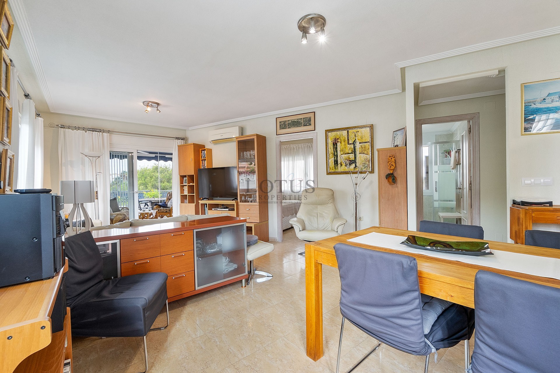 Fin lägenhet i Villamartin med stor terrass, garage och förråd - Lotus Properties