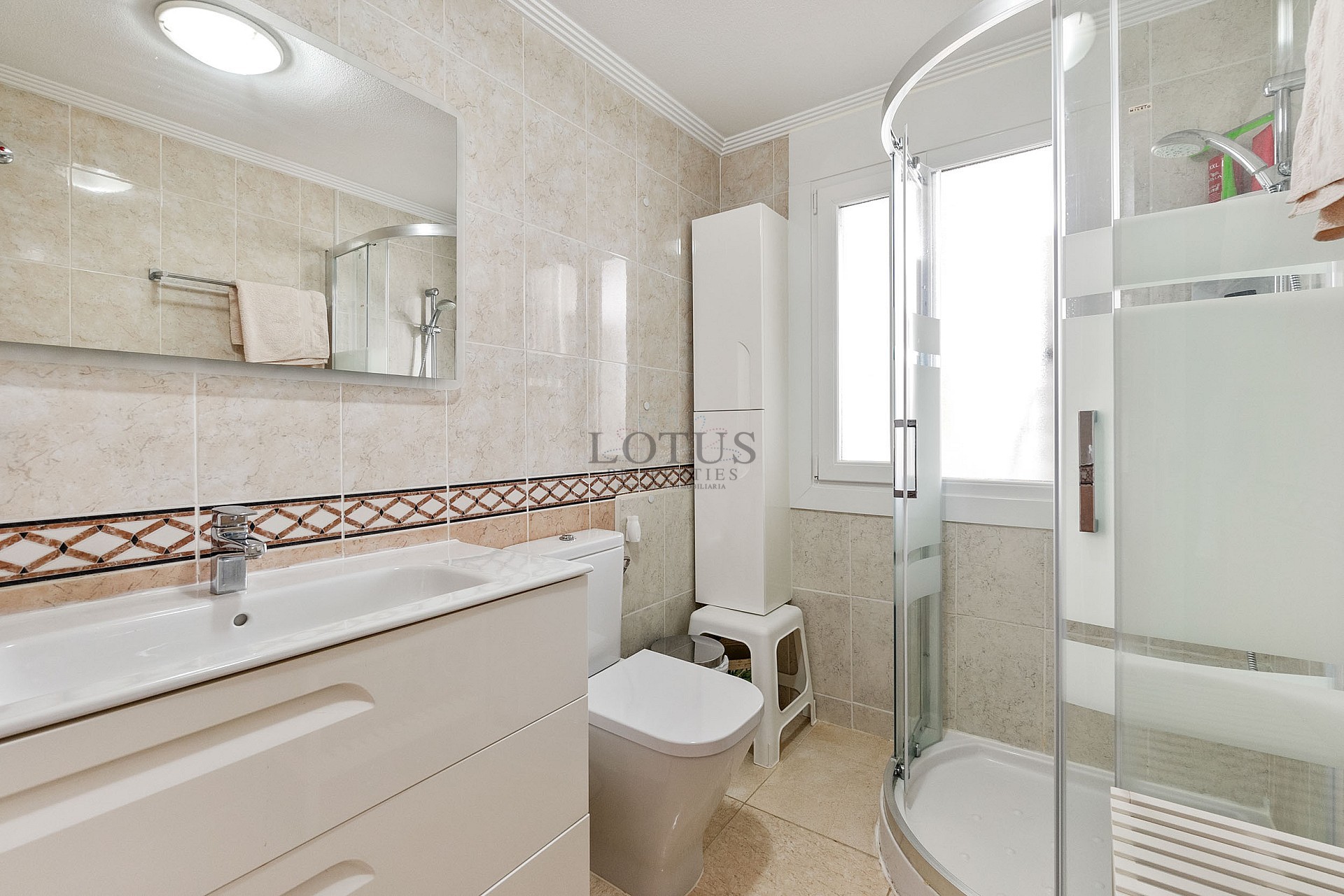 Fin lägenhet i Villamartin med stor terrass, garage och förråd - Lotus Properties