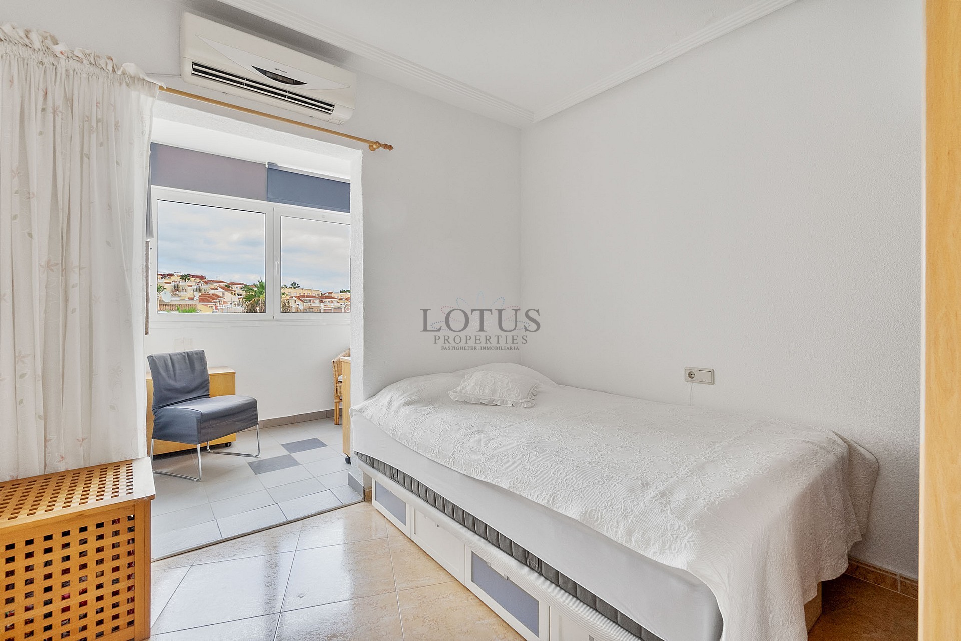 Fin lägenhet i Villamartin med stor terrass, garage och förråd - Lotus Properties