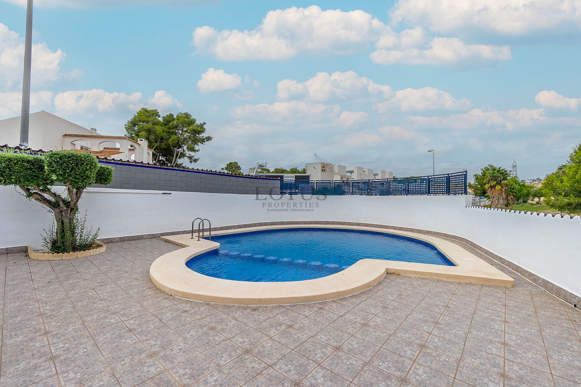 Fin lägenhet i Villamartin med stor terrass, garage och förråd - Lotus Properties