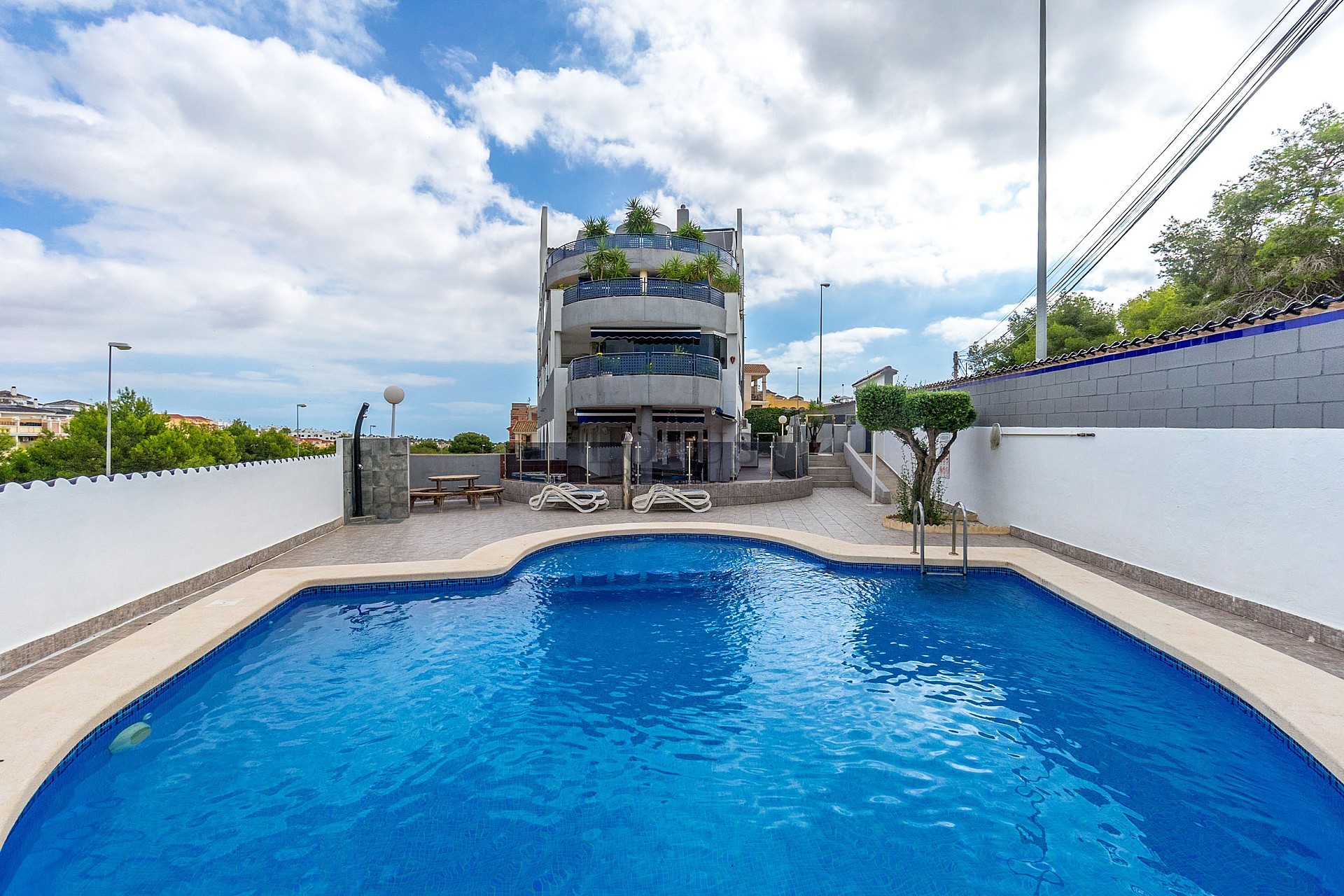 Fin lägenhet i Villamartin med stor terrass, garage och förråd - Lotus Properties