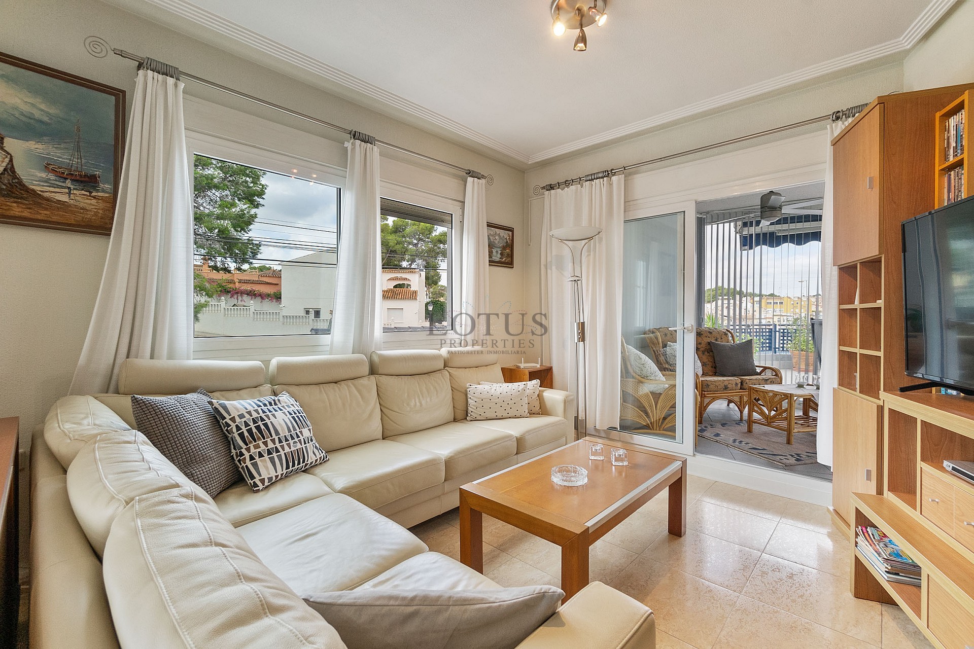 Fin lägenhet i Villamartin med stor terrass, garage och förråd - Lotus Properties