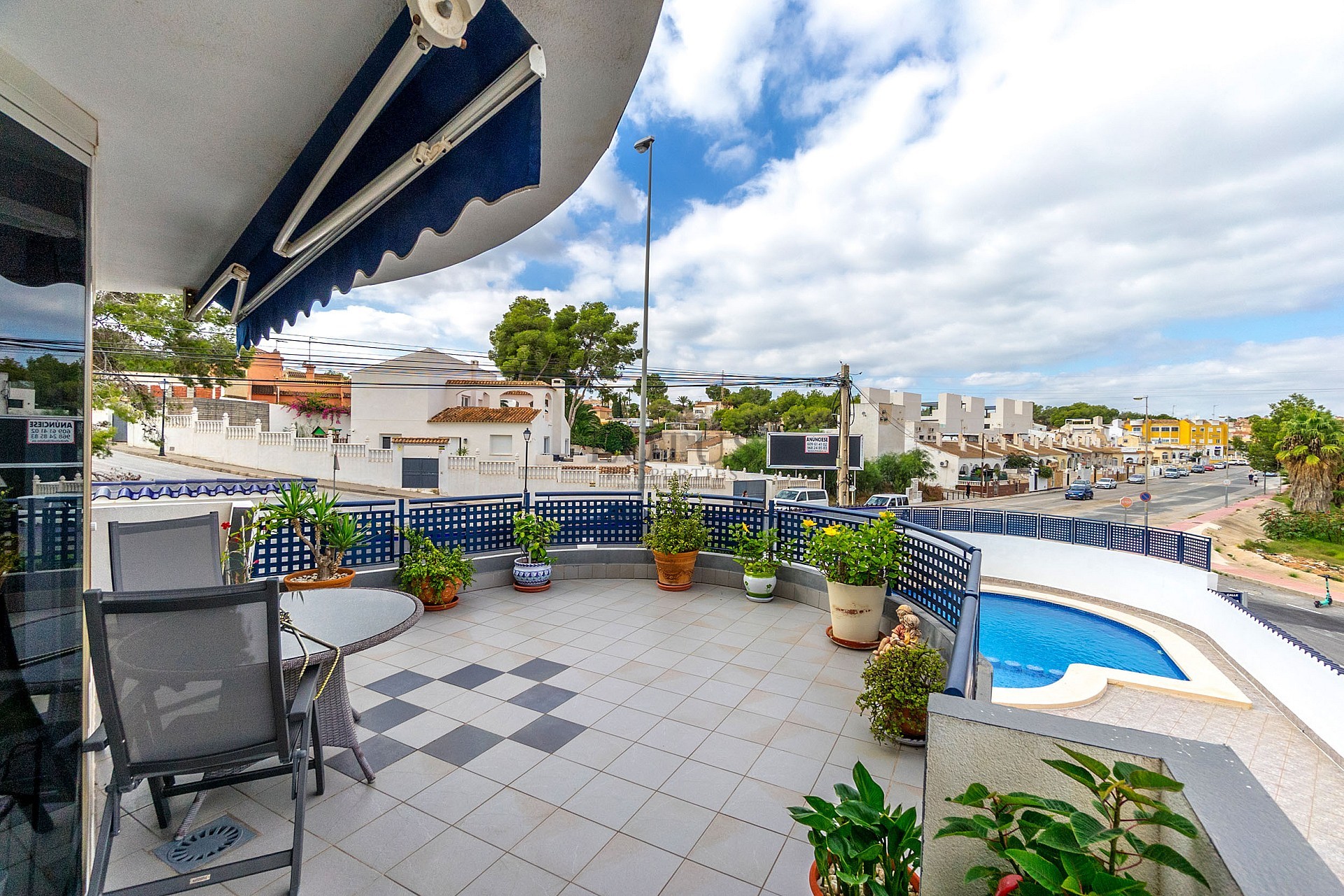 Fin lägenhet i Villamartin med stor terrass, garage och förråd - Lotus Properties