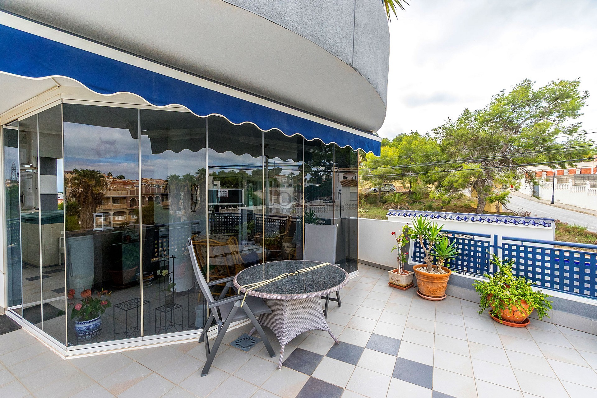 Fin lägenhet i Villamartin med stor terrass, garage och förråd - Lotus Properties