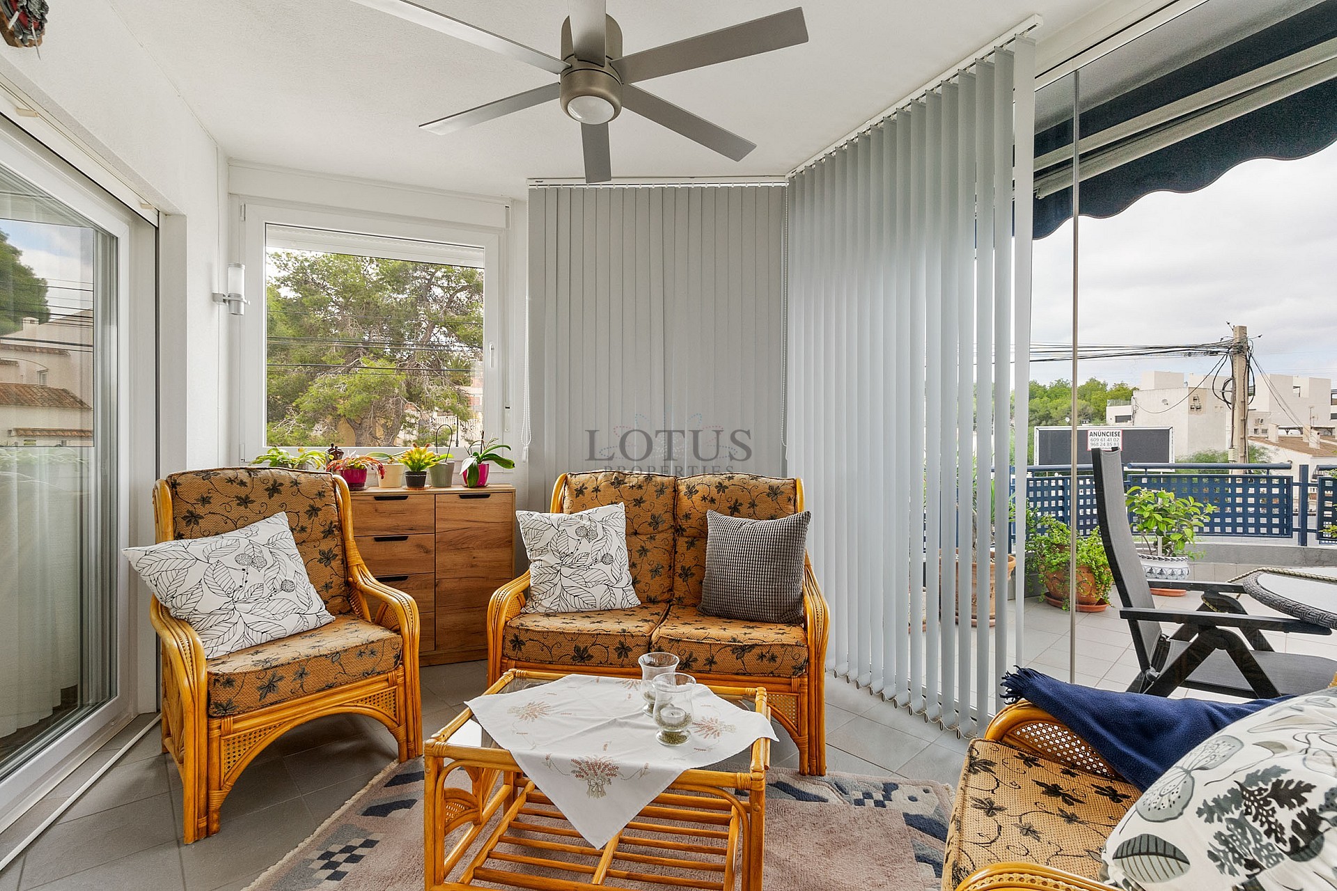 Fin lägenhet i Villamartin med stor terrass, garage och förråd - Lotus Properties