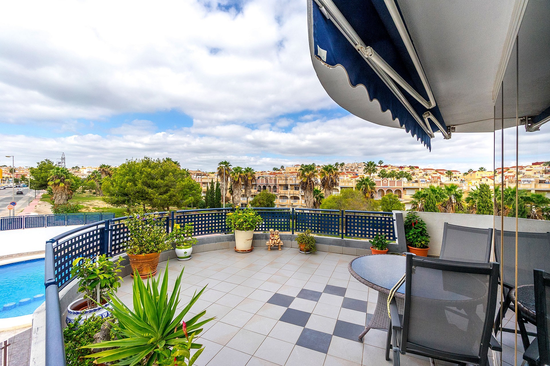 Fin lägenhet i Villamartin med stor terrass, garage och förråd - Lotus Properties