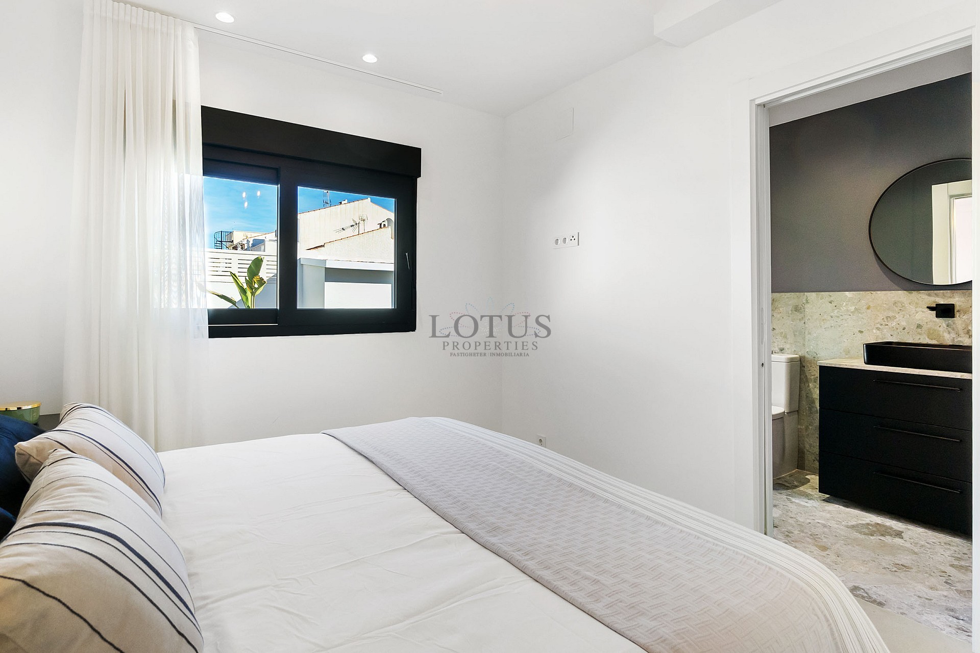 NEWLY RENOVATED SEMI-DETACHED VILLA WITH PRIVATE POOL IN THE NATURAL BEAUTY OF EL CHAPARRAL - Lotus Properties