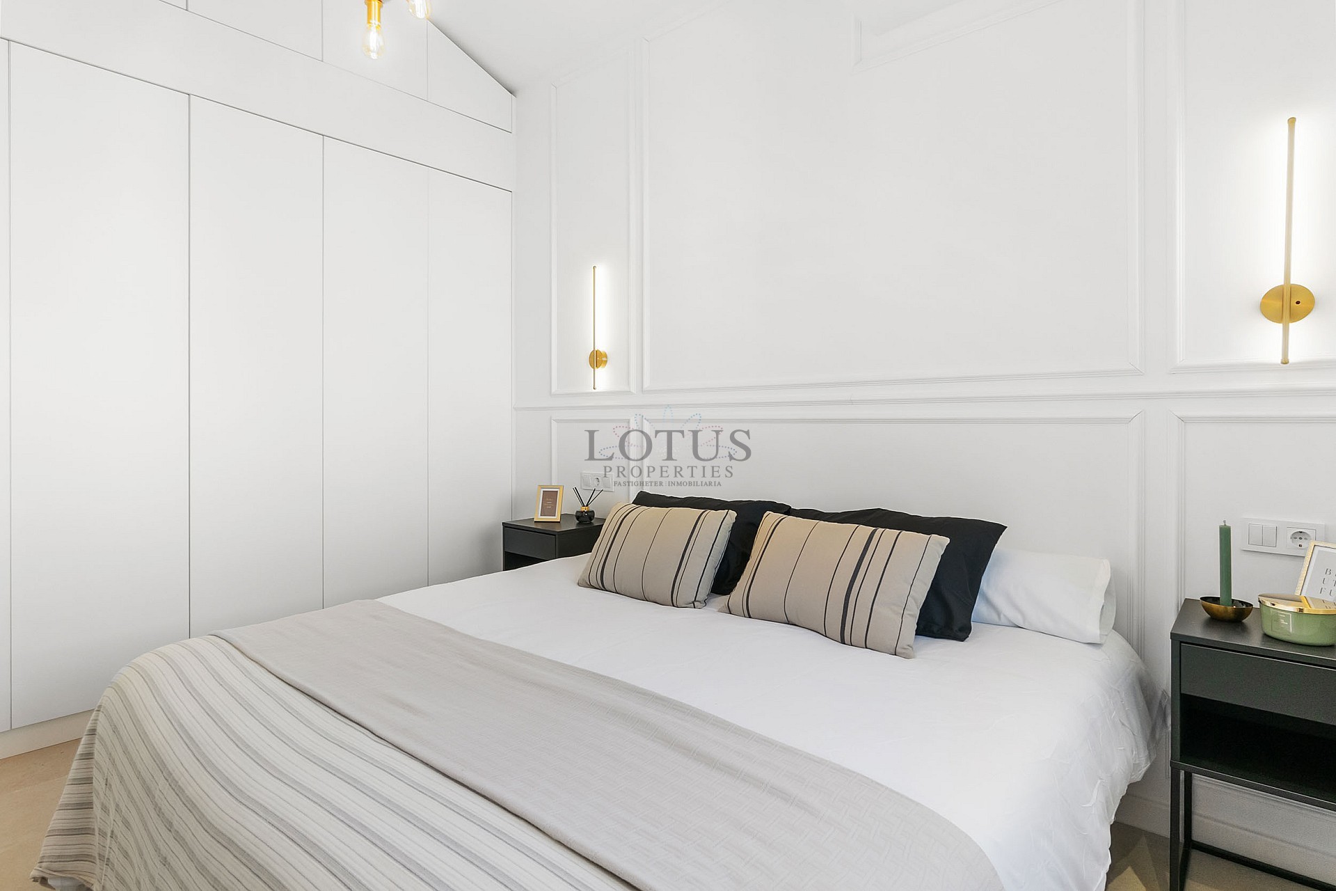 NEWLY RENOVATED SEMI-DETACHED VILLA WITH PRIVATE POOL IN THE NATURAL BEAUTY OF EL CHAPARRAL - Lotus Properties