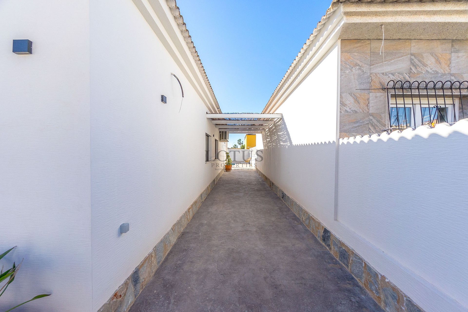 NEWLY RENOVATED SEMI-DETACHED VILLA WITH PRIVATE POOL IN THE NATURAL BEAUTY OF EL CHAPARRAL - Lotus Properties