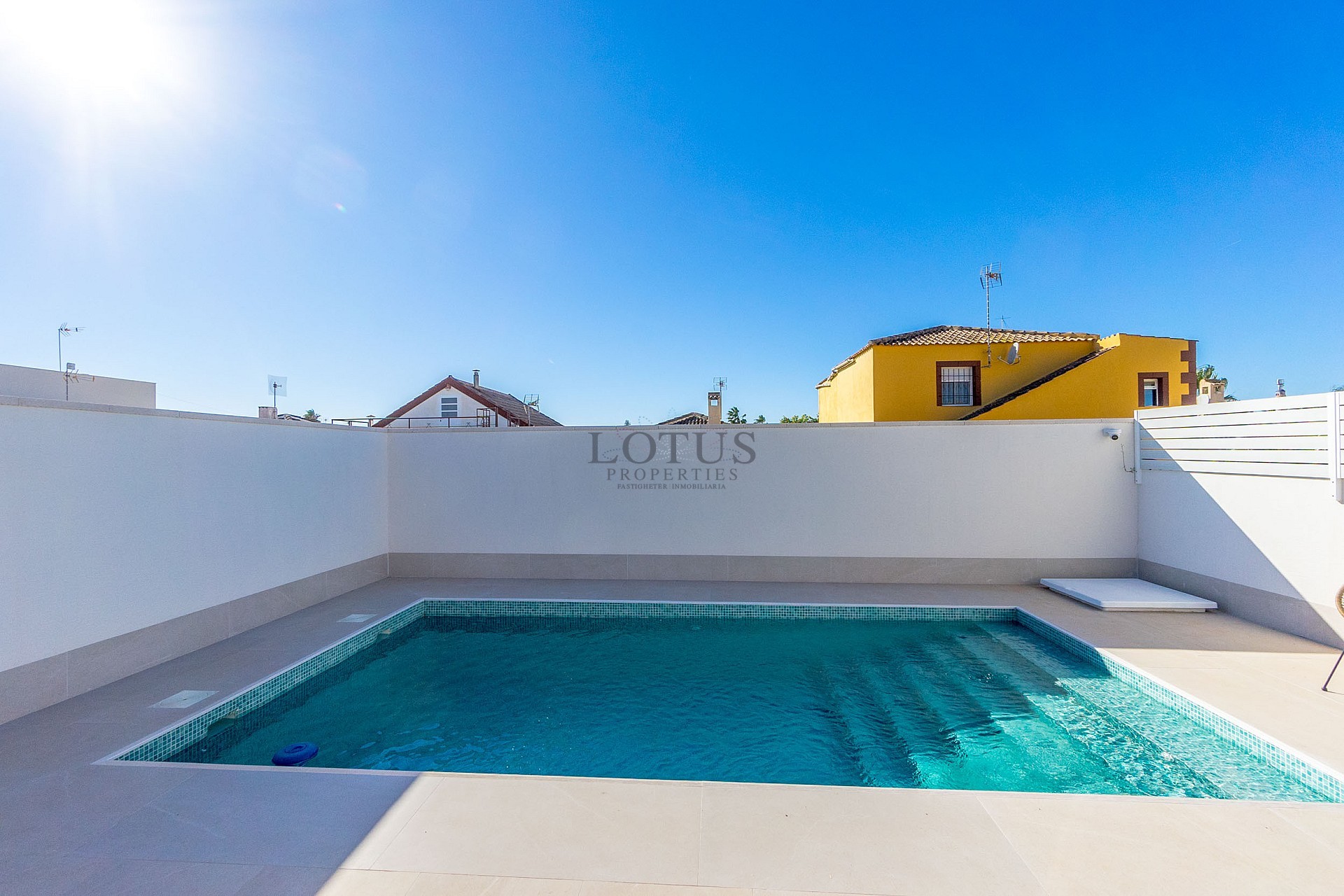 NEWLY RENOVATED SEMI-DETACHED VILLA WITH PRIVATE POOL IN THE NATURAL BEAUTY OF EL CHAPARRAL - Lotus Properties