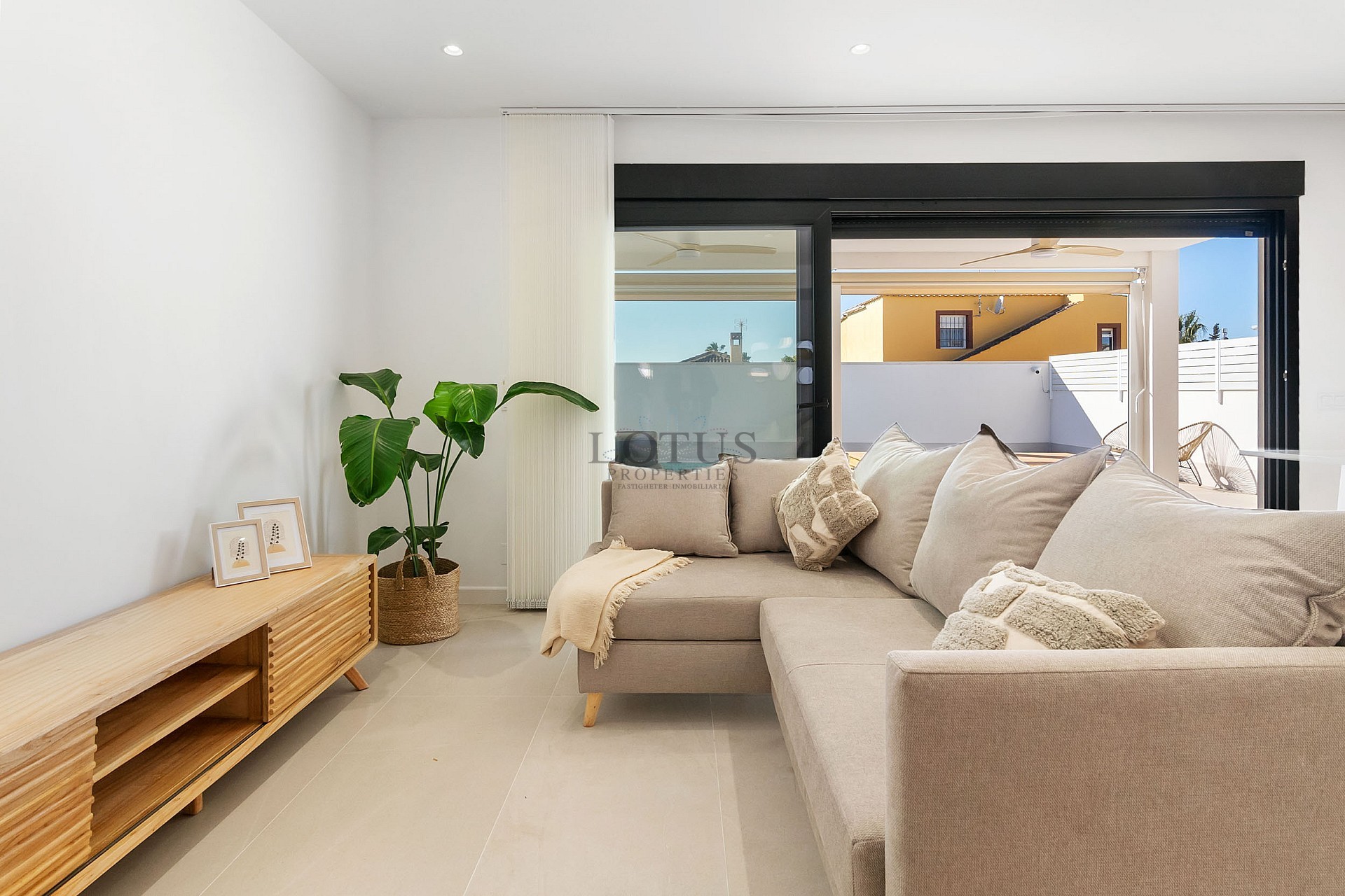 NEWLY RENOVATED SEMI-DETACHED VILLA WITH PRIVATE POOL IN THE NATURAL BEAUTY OF EL CHAPARRAL - Lotus Properties