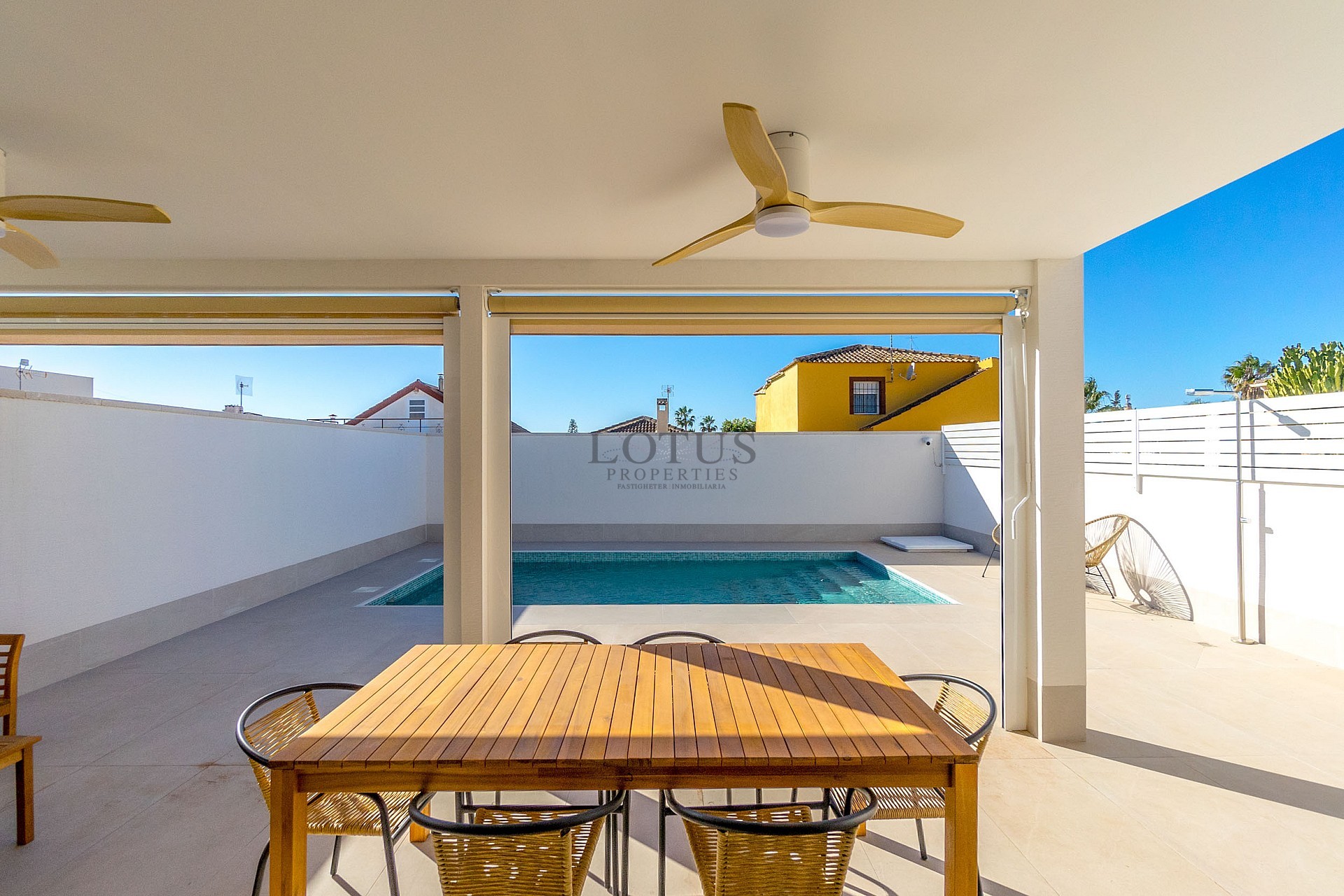 NEWLY RENOVATED SEMI-DETACHED VILLA WITH PRIVATE POOL IN THE NATURAL BEAUTY OF EL CHAPARRAL - Lotus Properties