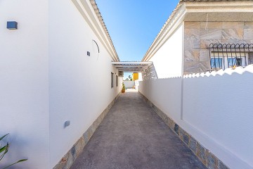NEWLY RENOVATED SEMI-DETACHED VILLA WITH PRIVATE POOL IN THE NATURAL BEAUTY OF EL CHAPARRAL - Lotus Properties