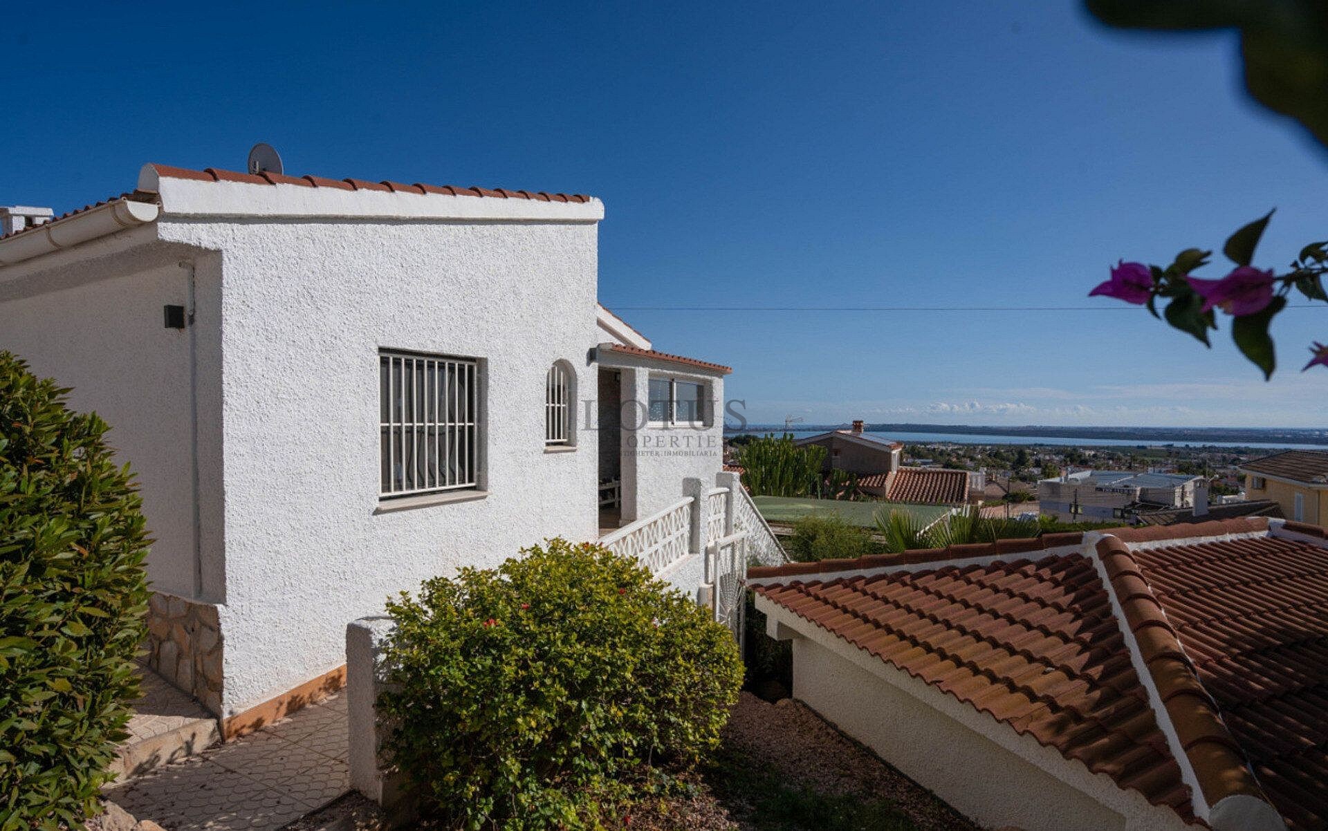 Renovated villa with 5 bedrooms and 3 bathrooms with guest apartment in beautiful Ciudad Quesada with tourist license - Lotus Properties