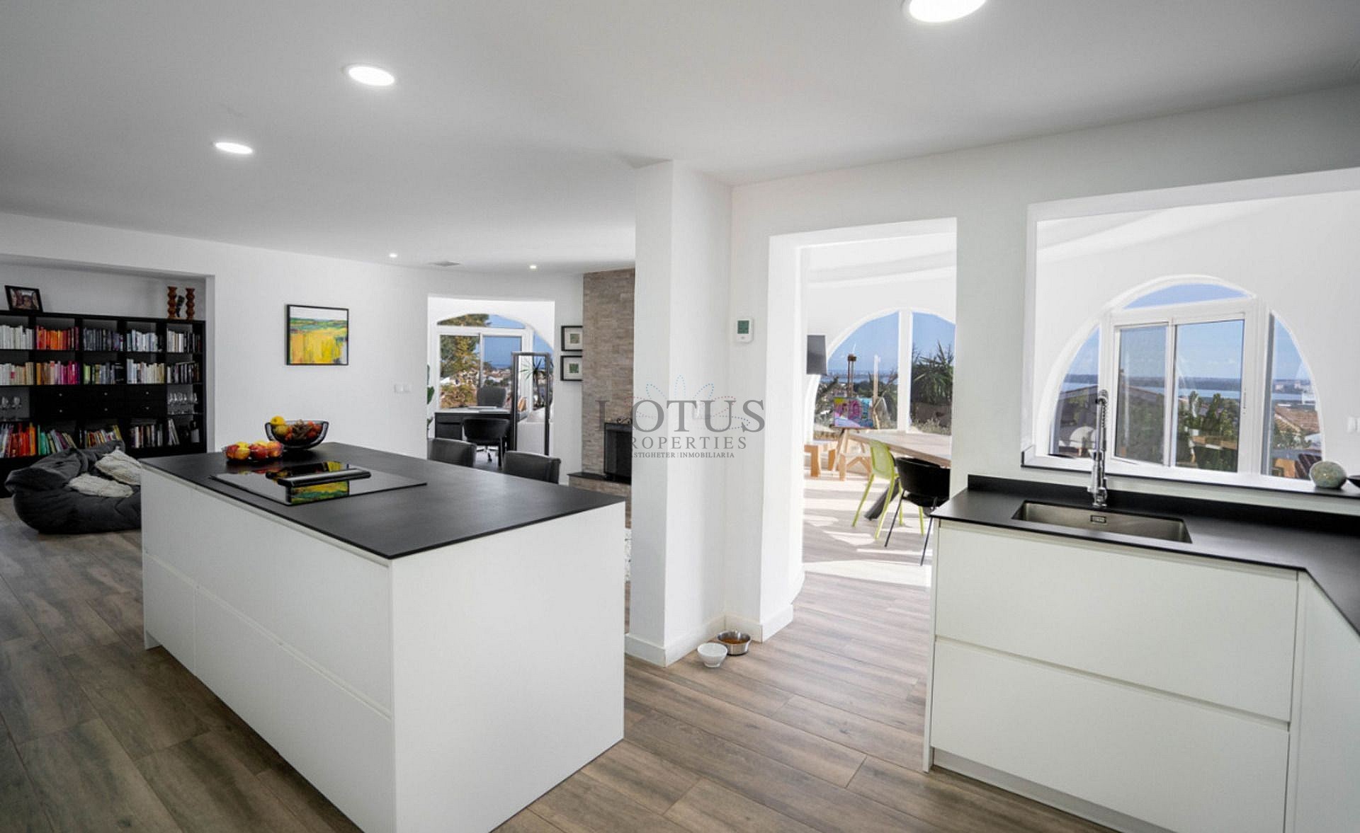 Renovated villa with 5 bedrooms and 3 bathrooms with guest apartment in beautiful Ciudad Quesada with tourist license - Lotus Properties