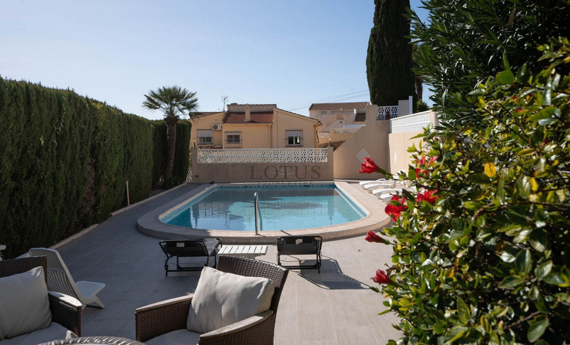 Renovated villa with 5 bedrooms and 3 bathrooms with guest apartment in beautiful Ciudad Quesada with tourist license - Lotus Properties