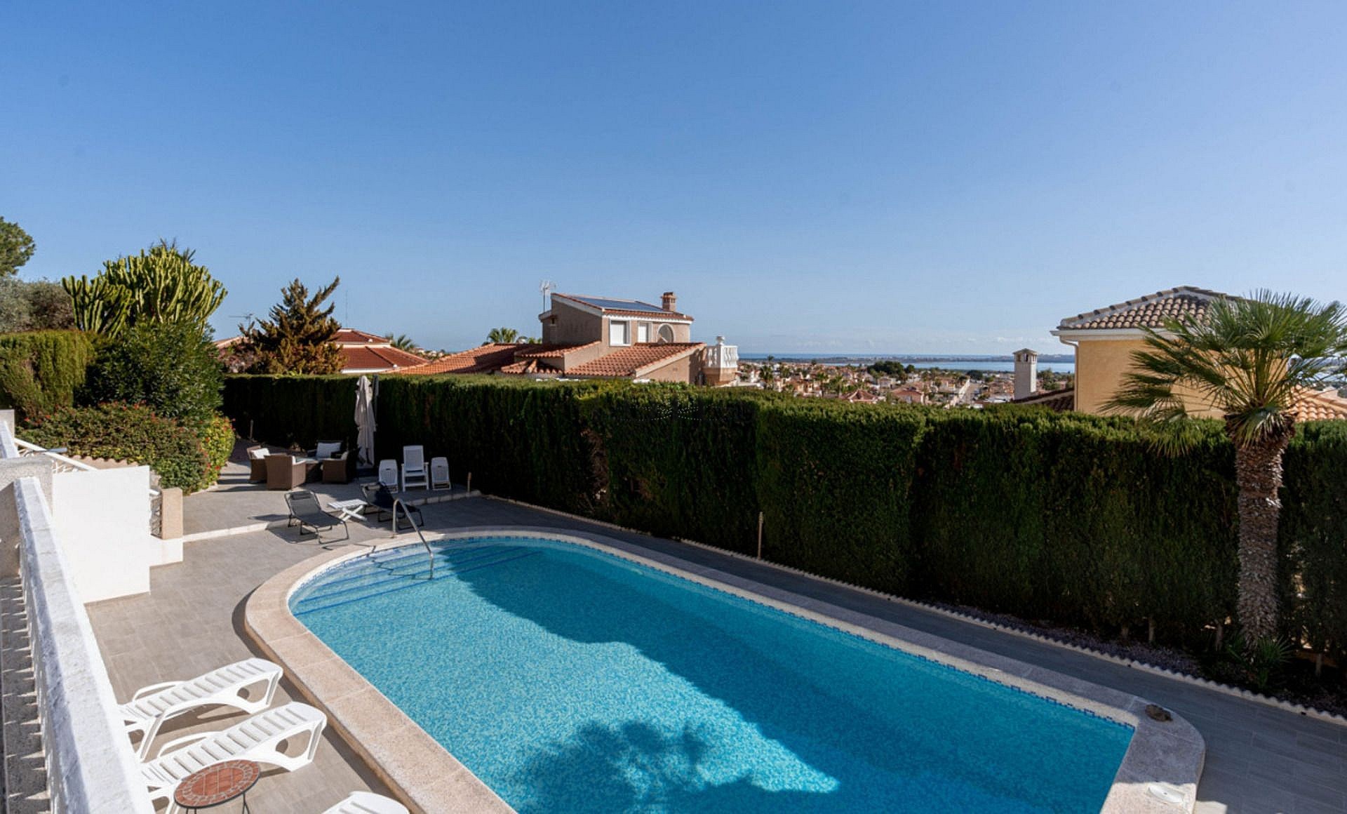 Renovated villa with 5 bedrooms and 3 bathrooms with guest apartment in beautiful Ciudad Quesada with tourist license - Lotus Properties