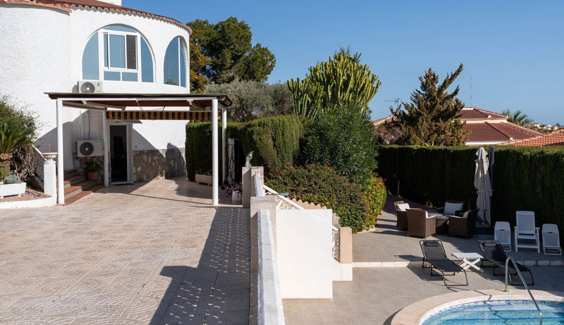 Renovated villa with 5 bedrooms and 3 bathrooms with guest apartment in beautiful Ciudad Quesada with tourist license - Lotus Properties