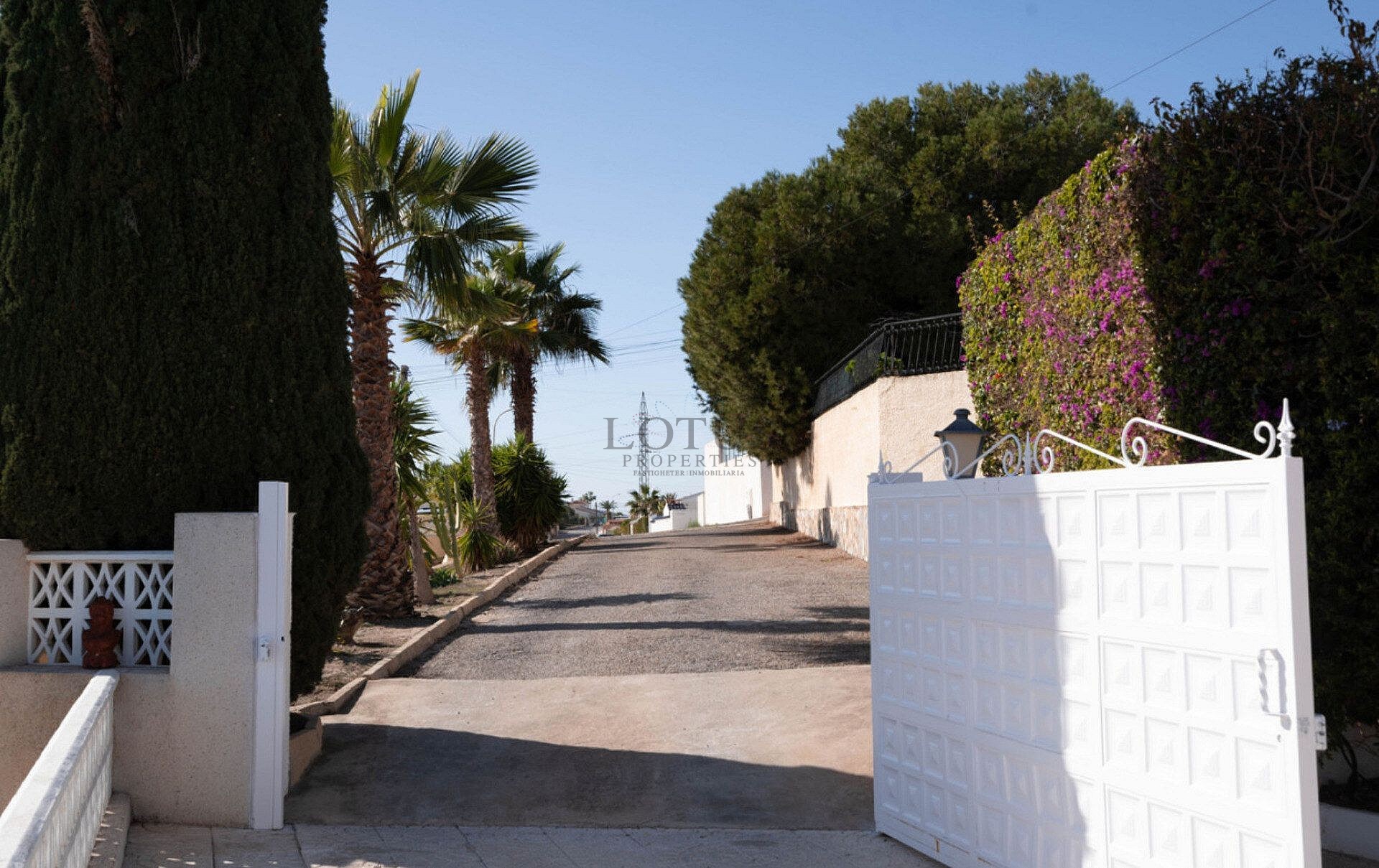 Renovated villa with 5 bedrooms and 3 bathrooms with guest apartment in beautiful Ciudad Quesada with tourist license - Lotus Properties