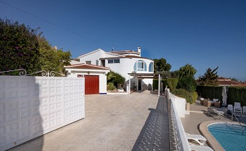 Renovated villa with 5 bedrooms and 3 bathrooms with guest apartment in beautiful Ciudad Quesada with tourist license - Lotus Properties