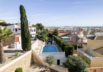 Renovated villa with 5 bedrooms and 3 bathrooms with guest apartment in beautiful Ciudad Quesada with tourist license - Lotus Properties