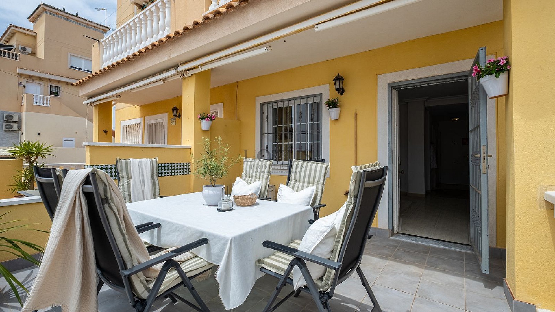 Fantastiskt fin markplan med inredd källare endast 500 meter till Playa Los Locos! - Lotus Properties