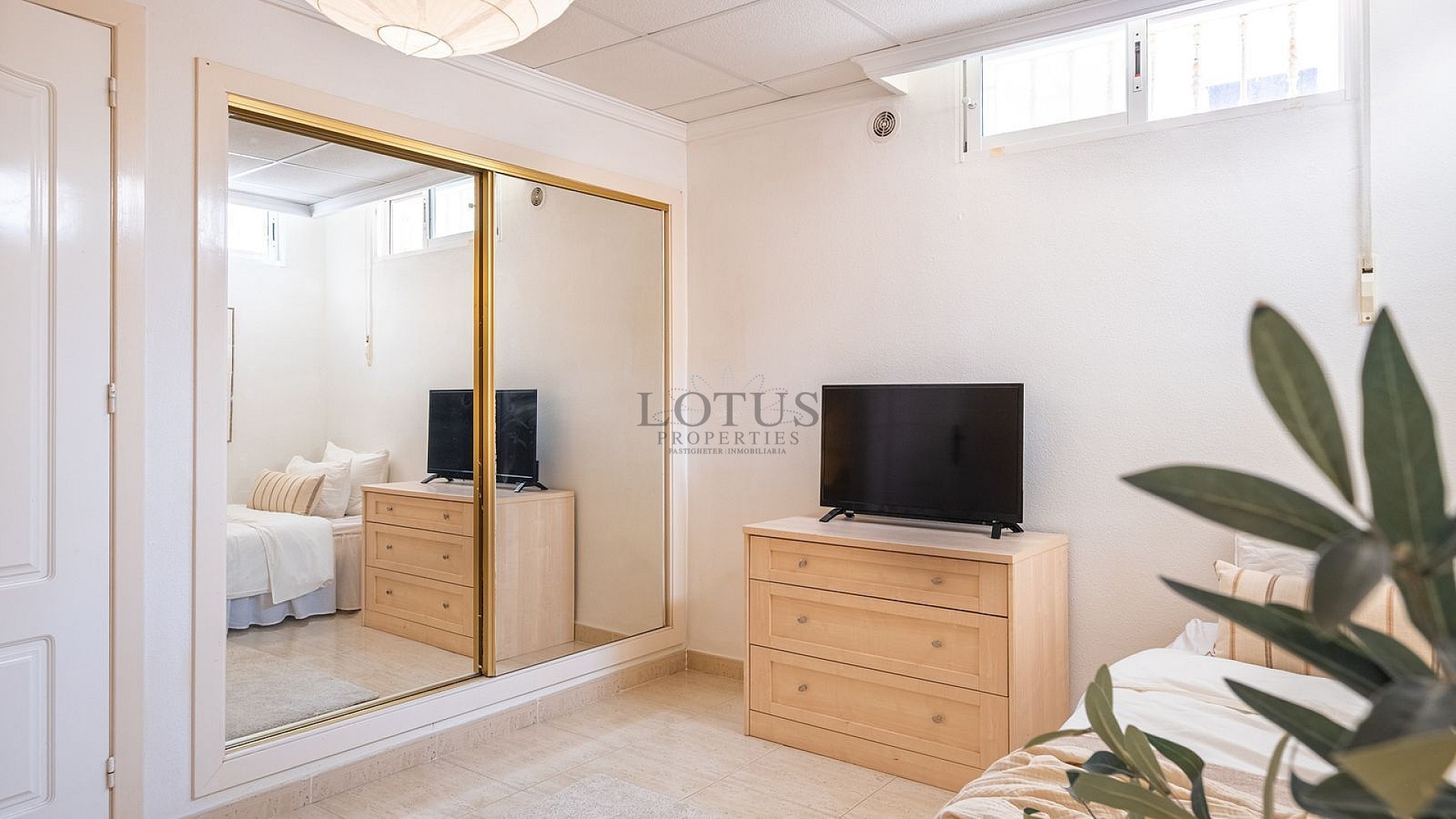 Fantastiskt fin markplan med inredd källare endast 500 meter till Playa Los Locos! - Lotus Properties