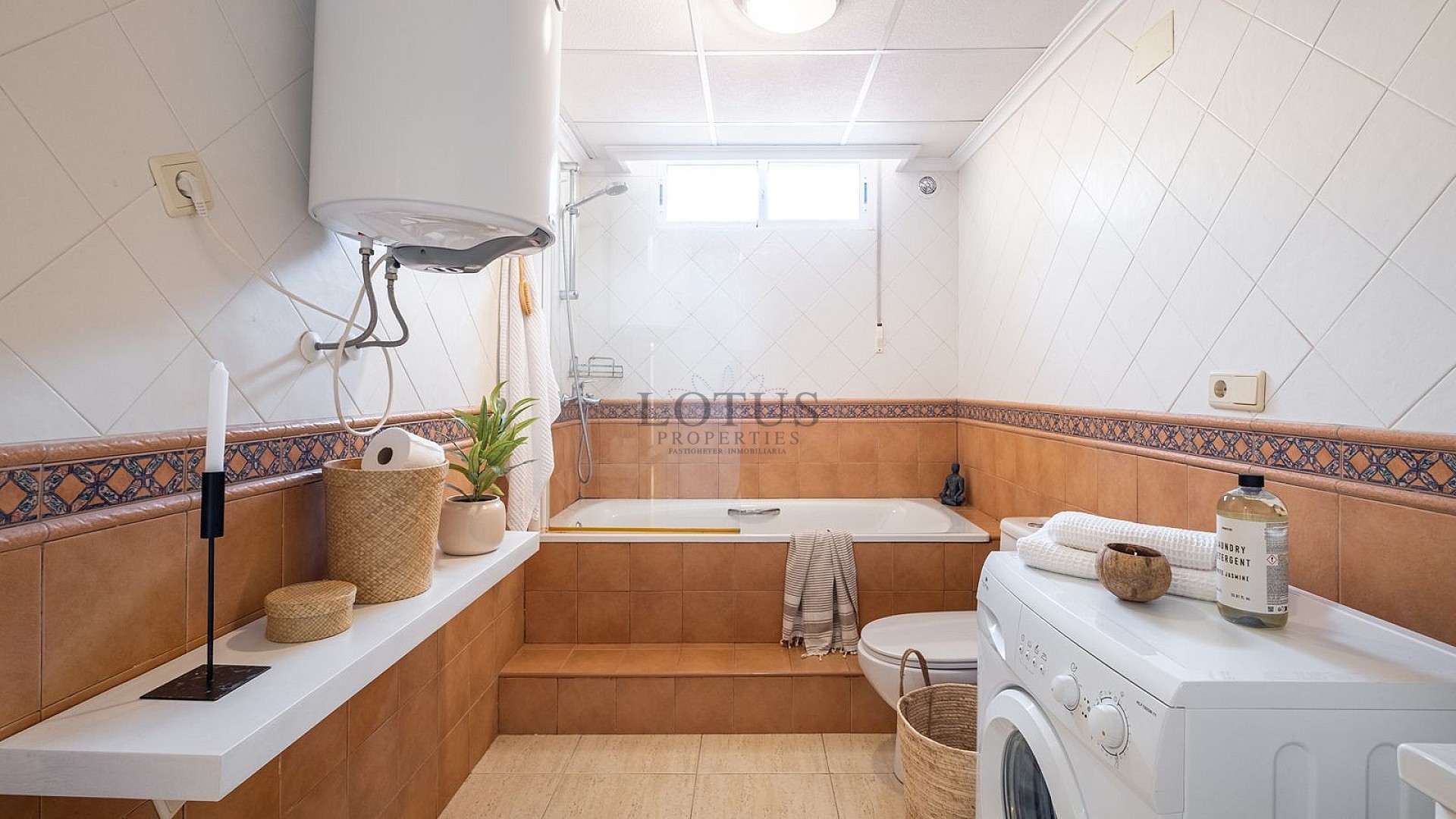 Fantastiskt fin markplan med inredd källare endast 500 meter till Playa Los Locos! - Lotus Properties