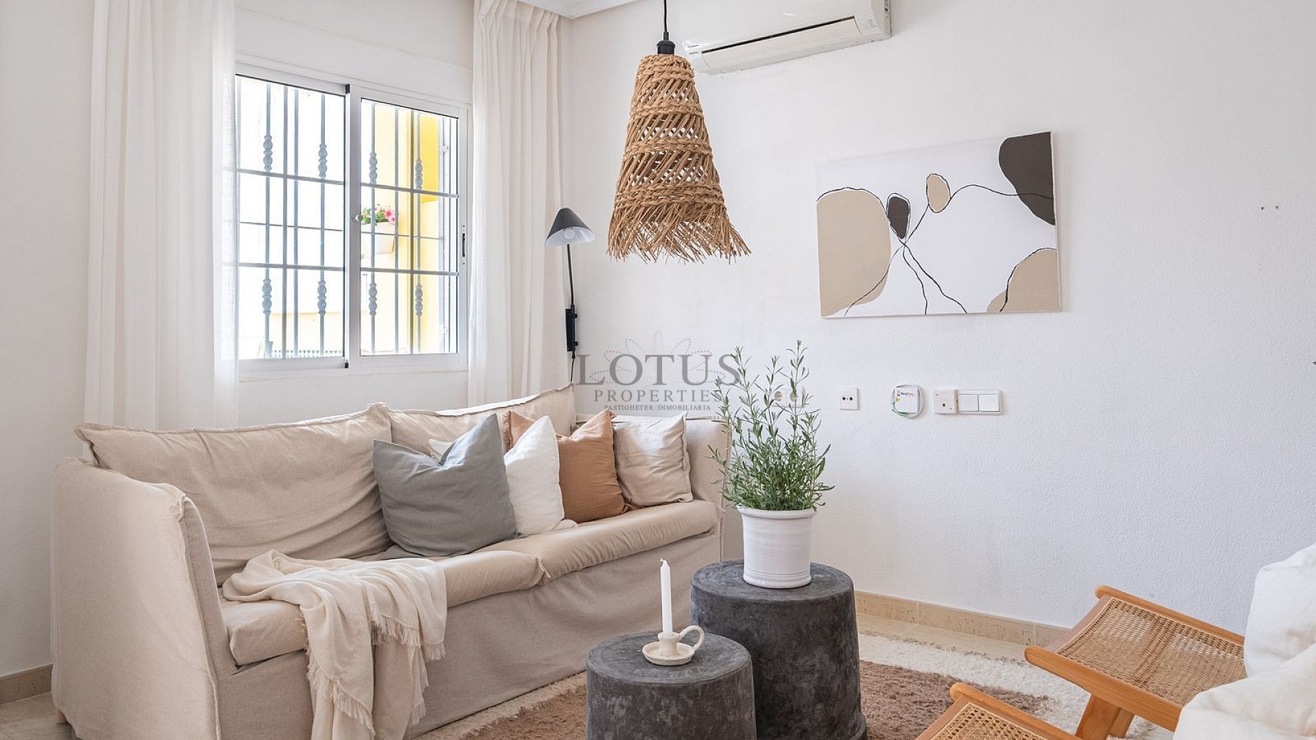 Fantastiskt fin markplan med inredd källare endast 500 meter till Playa Los Locos! - Lotus Properties