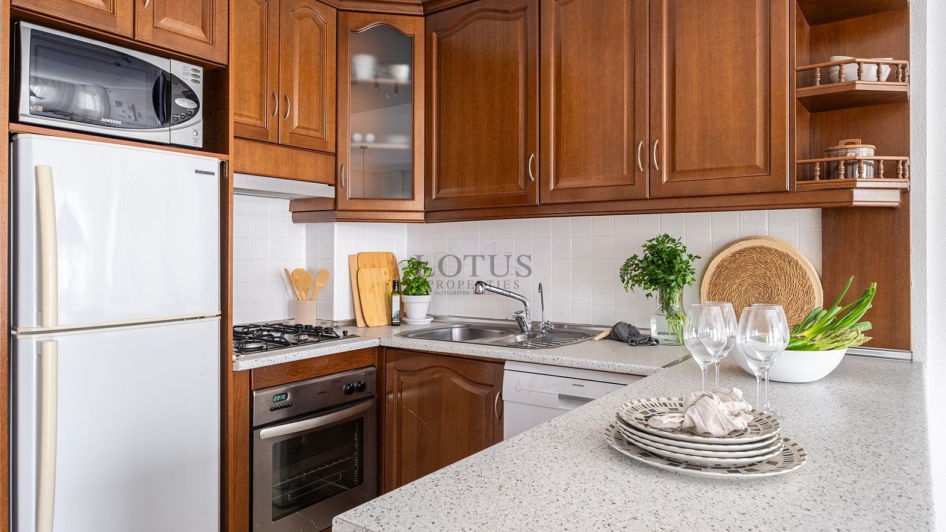 Fantastiskt fin markplan med inredd källare endast 500 meter till Playa Los Locos! - Lotus Properties