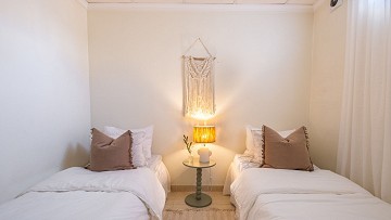 Fantastiskt fin markplan med inredd källare endast 500 meter till Playa Los Locos! - Lotus Properties