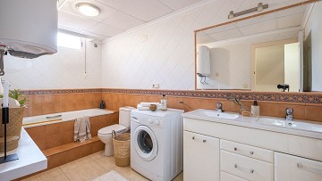 Fantastiskt fin markplan med inredd källare endast 500 meter till Playa Los Locos! - Lotus Properties