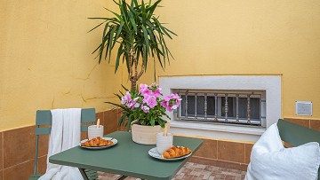 Fantastiskt fin markplan med inredd källare endast 500 meter till Playa Los Locos! - Lotus Properties